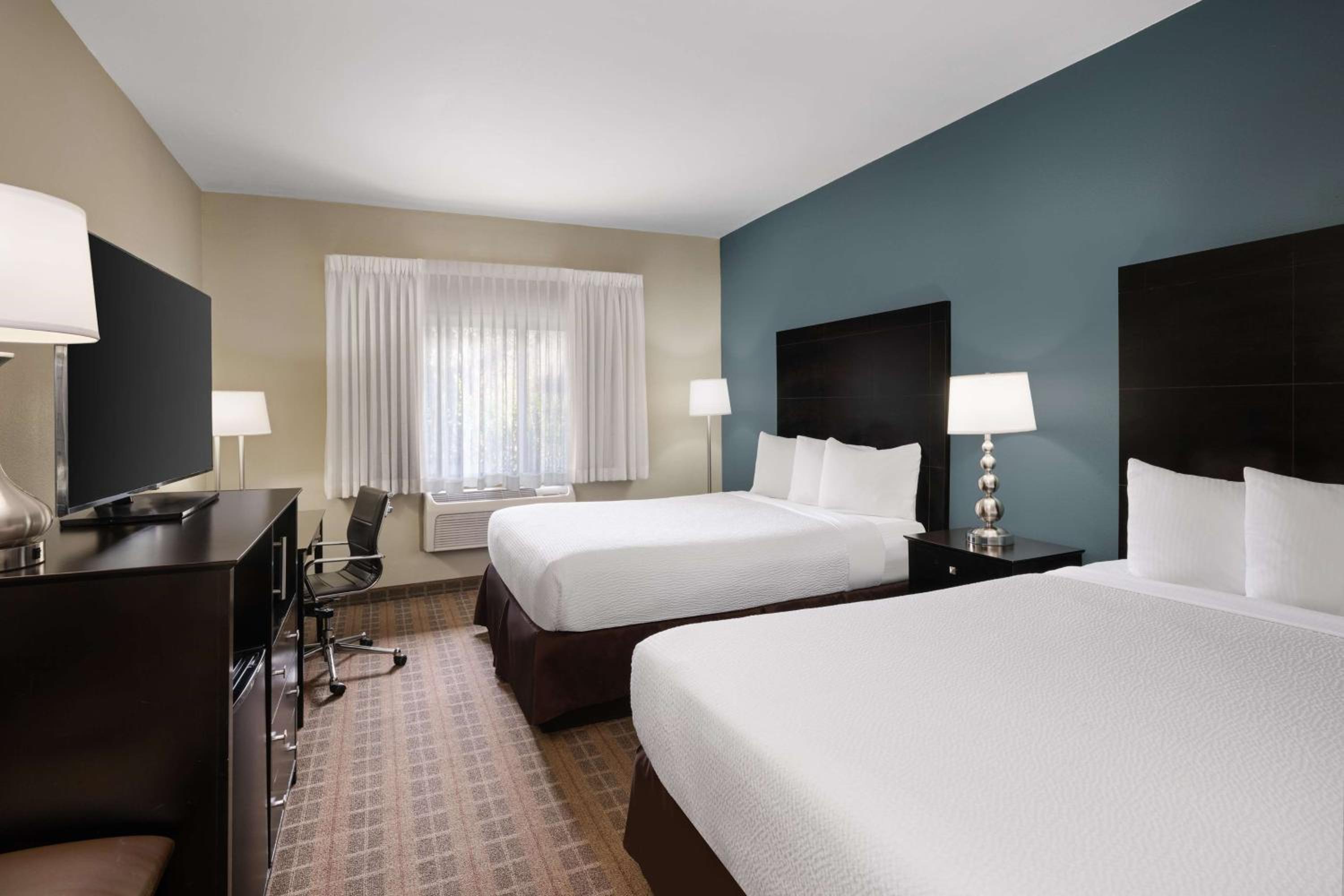 Queen Room with Two Queen Beds and Walk-In Shower - Non-Smoking - Photo 3