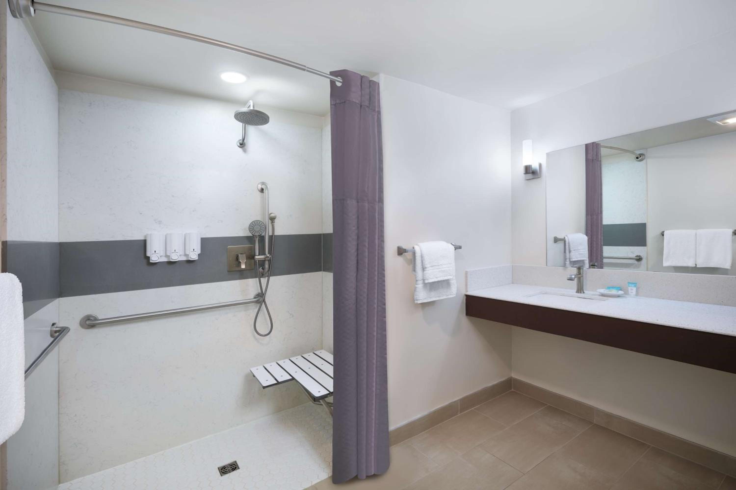 King Room with Roll-In Shower and Balcony - Disability/Non-Smoking - Photo 4
