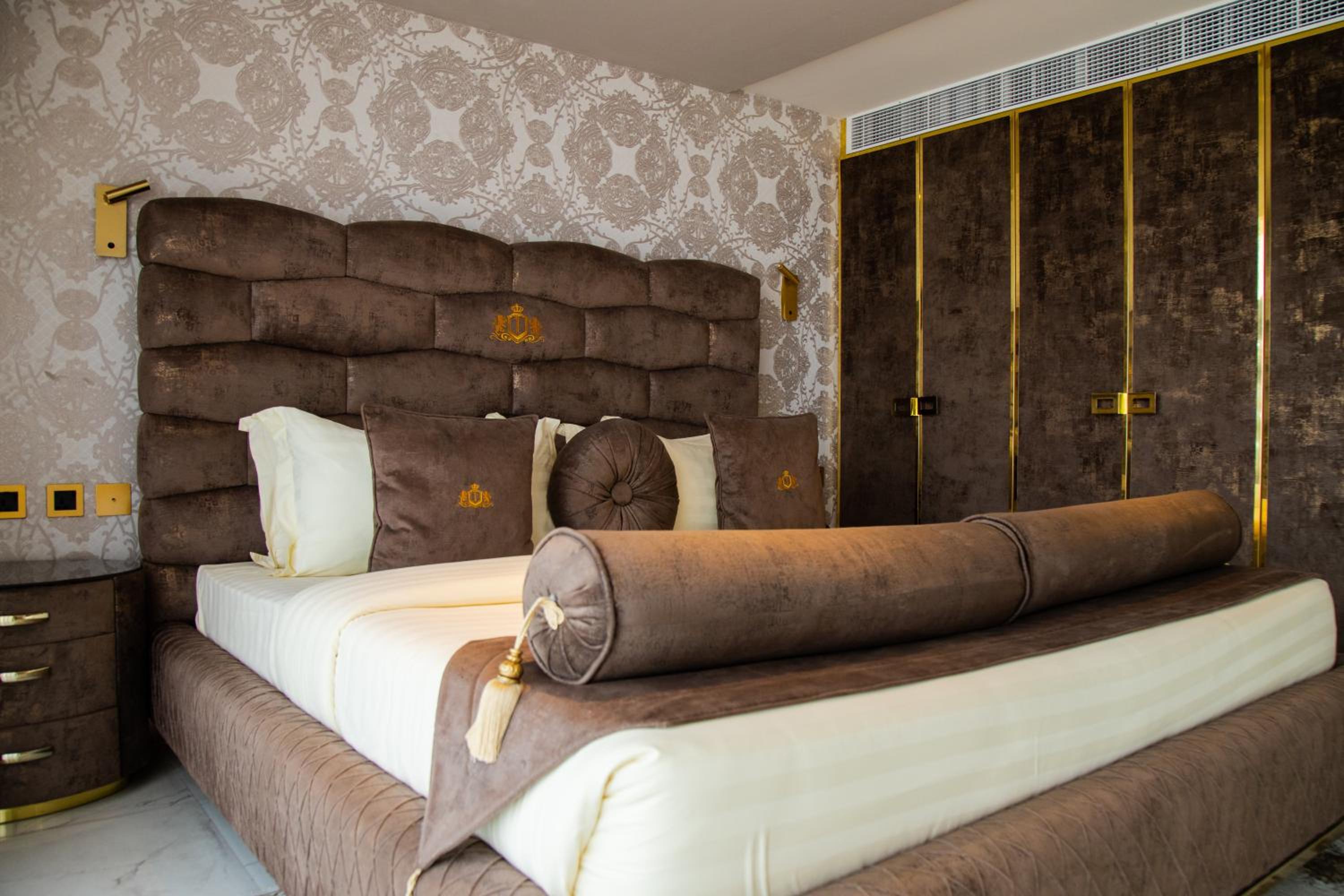 King Suite - Photo 13