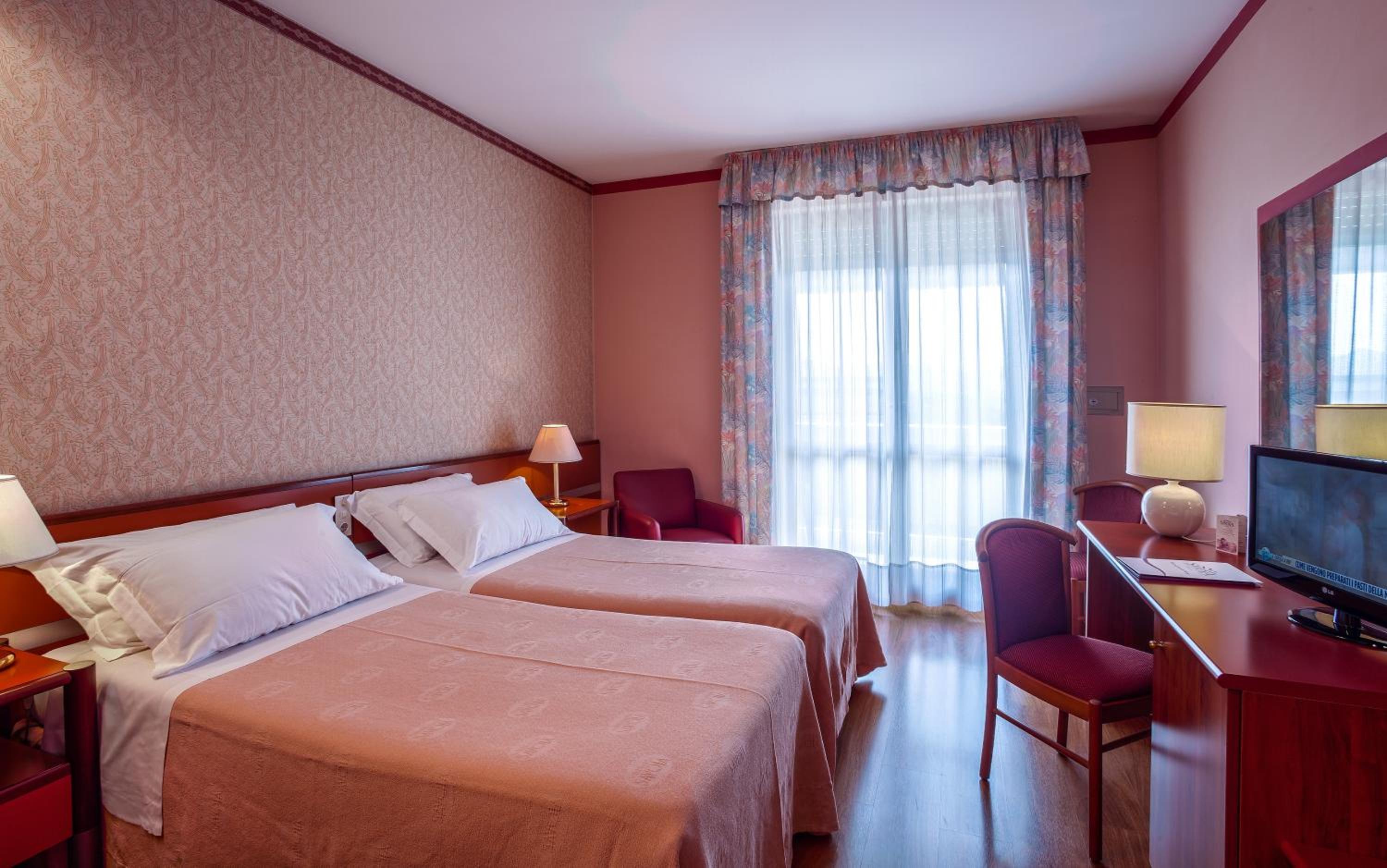 Double or Twin Room - Photo 8
