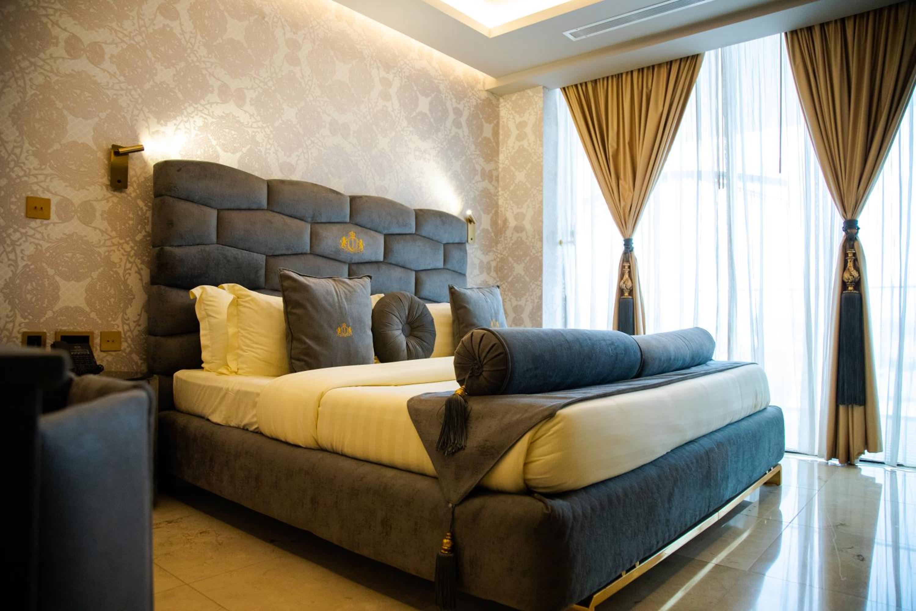 Executive Suite - Photo 3