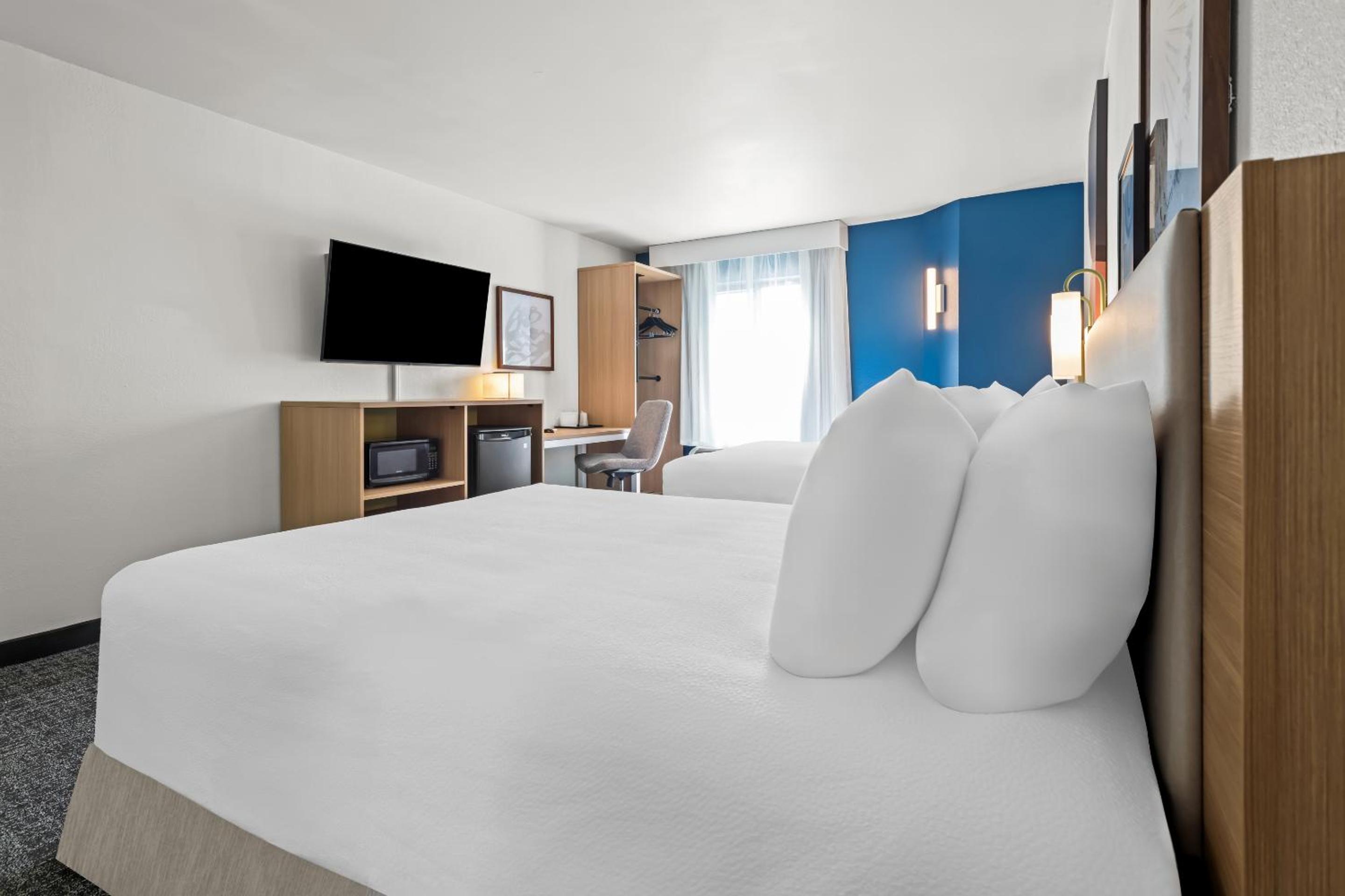 Double Room with Two Double Beds - Photo 9