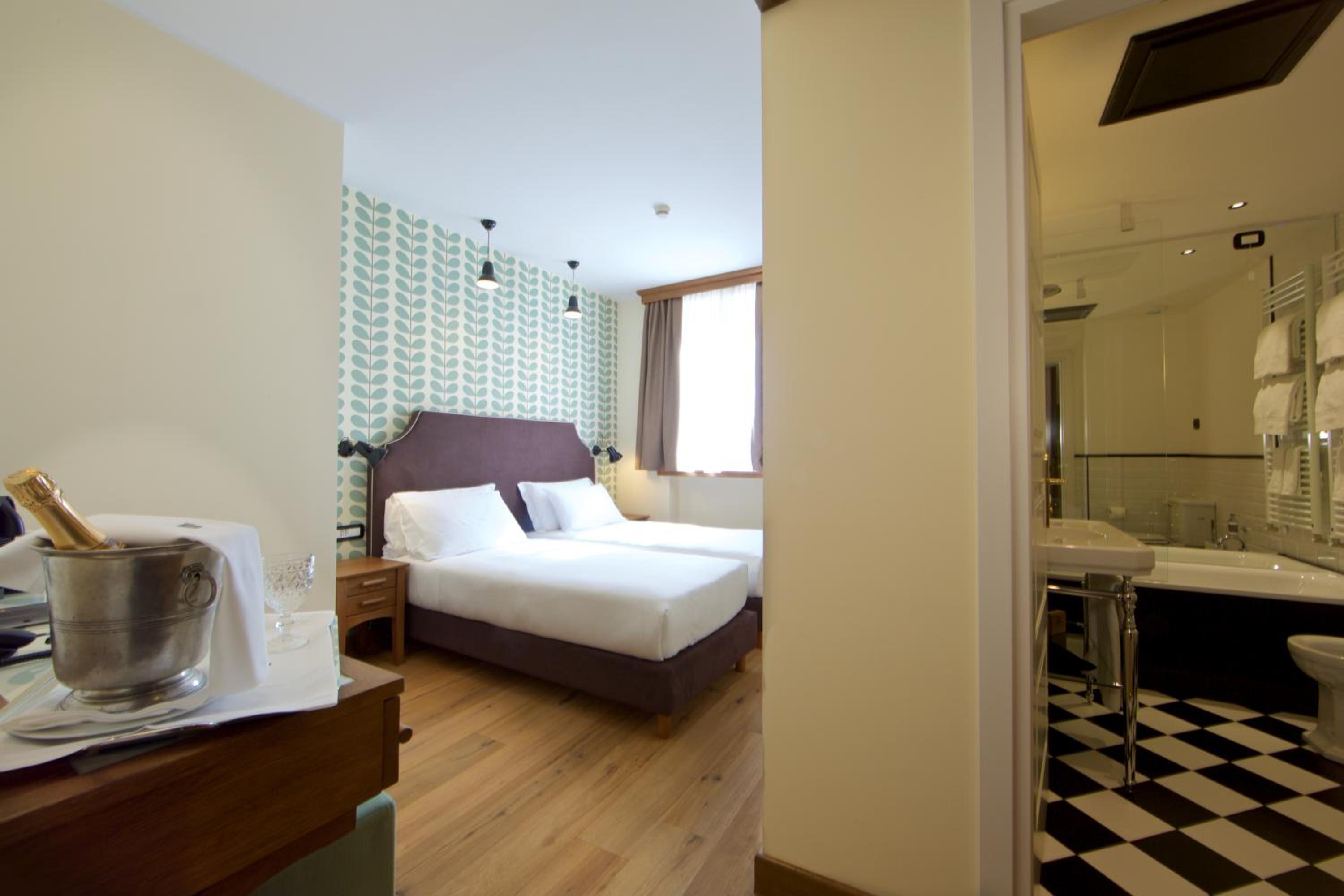 Classic Double or Twin Room - Photo 11