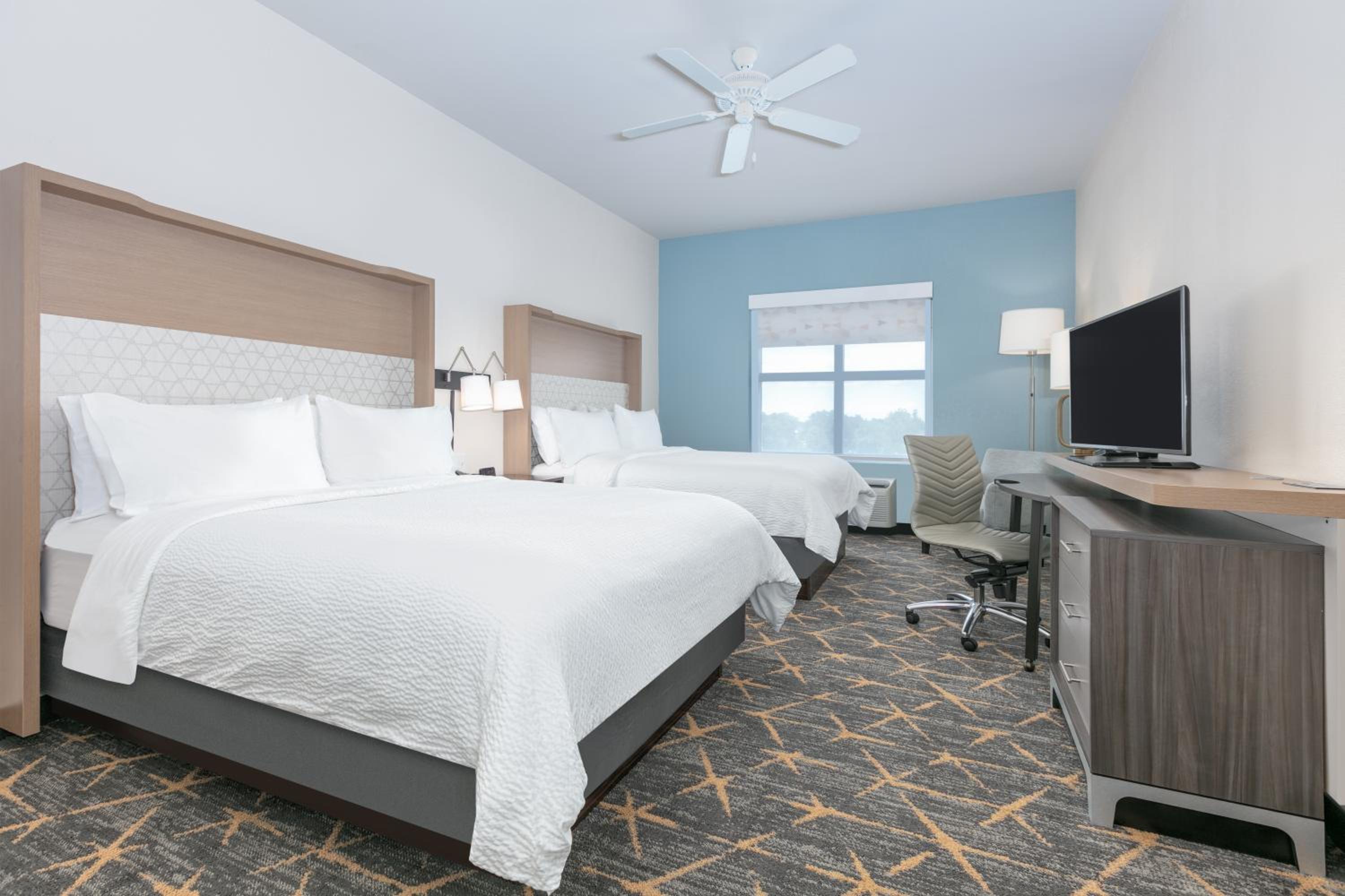 Standard Room with Two Queen Beds - Photo 1