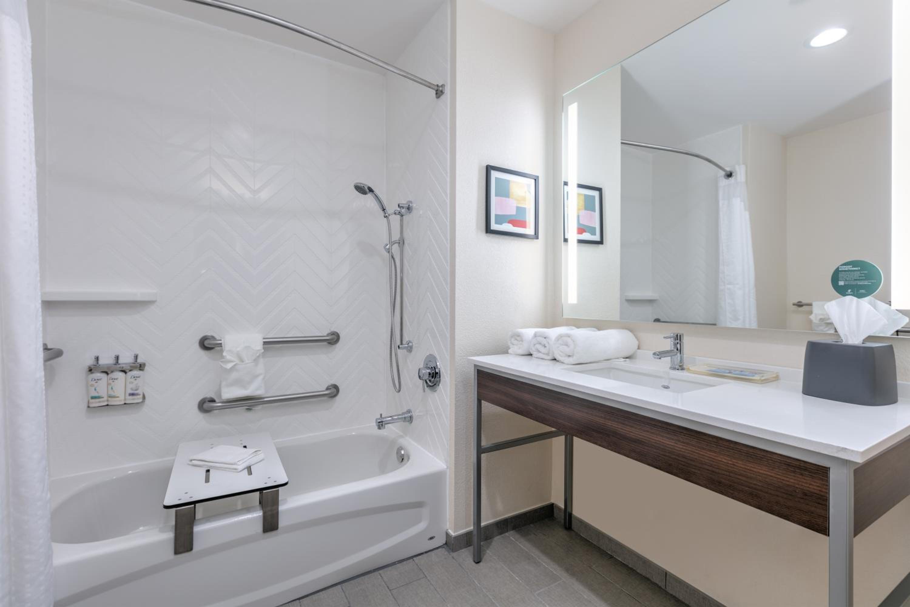 Double Room with Two Double Beds - Disability Access Tub - Photo 3