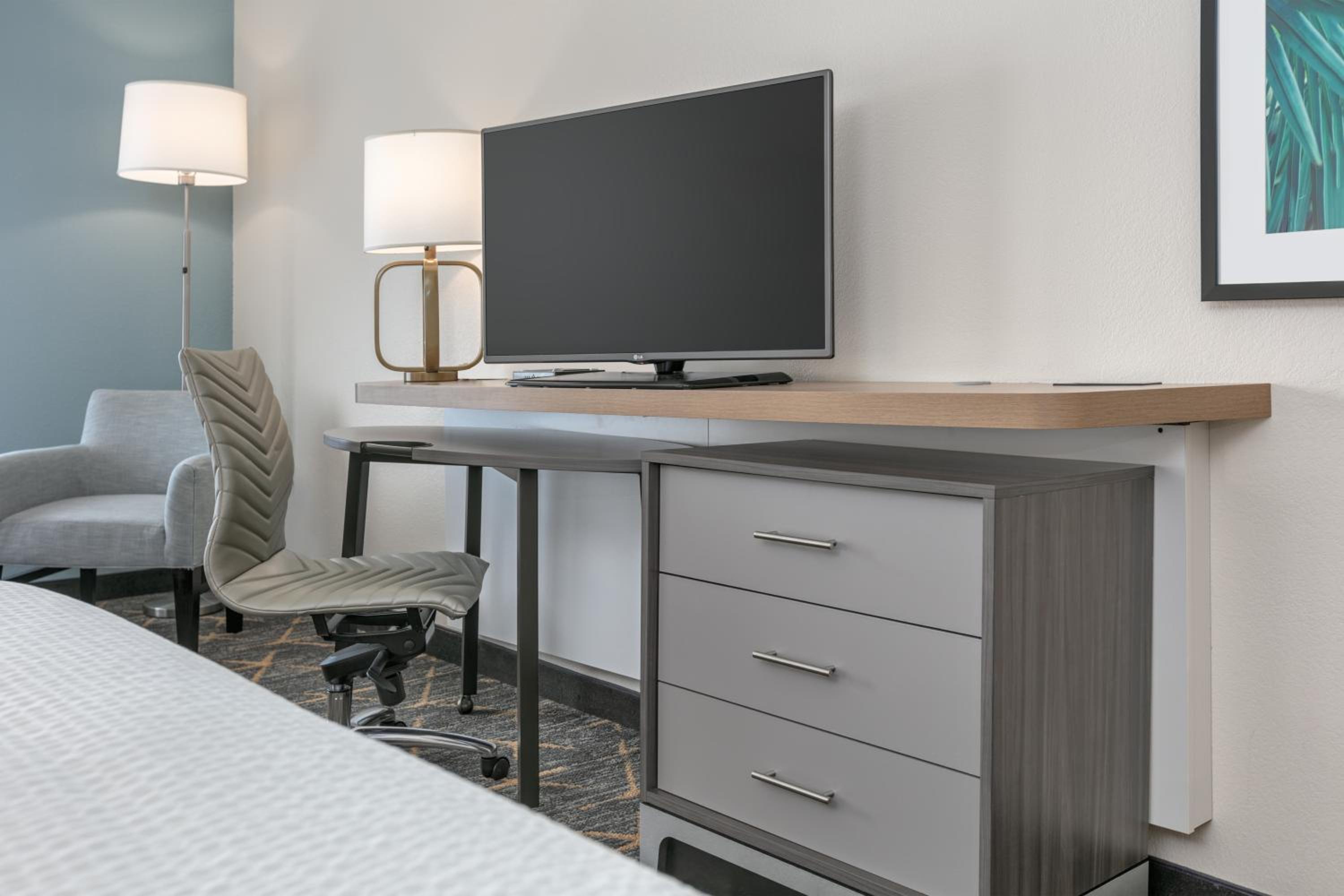 Standard Room with Two Queen Beds - Photo 3