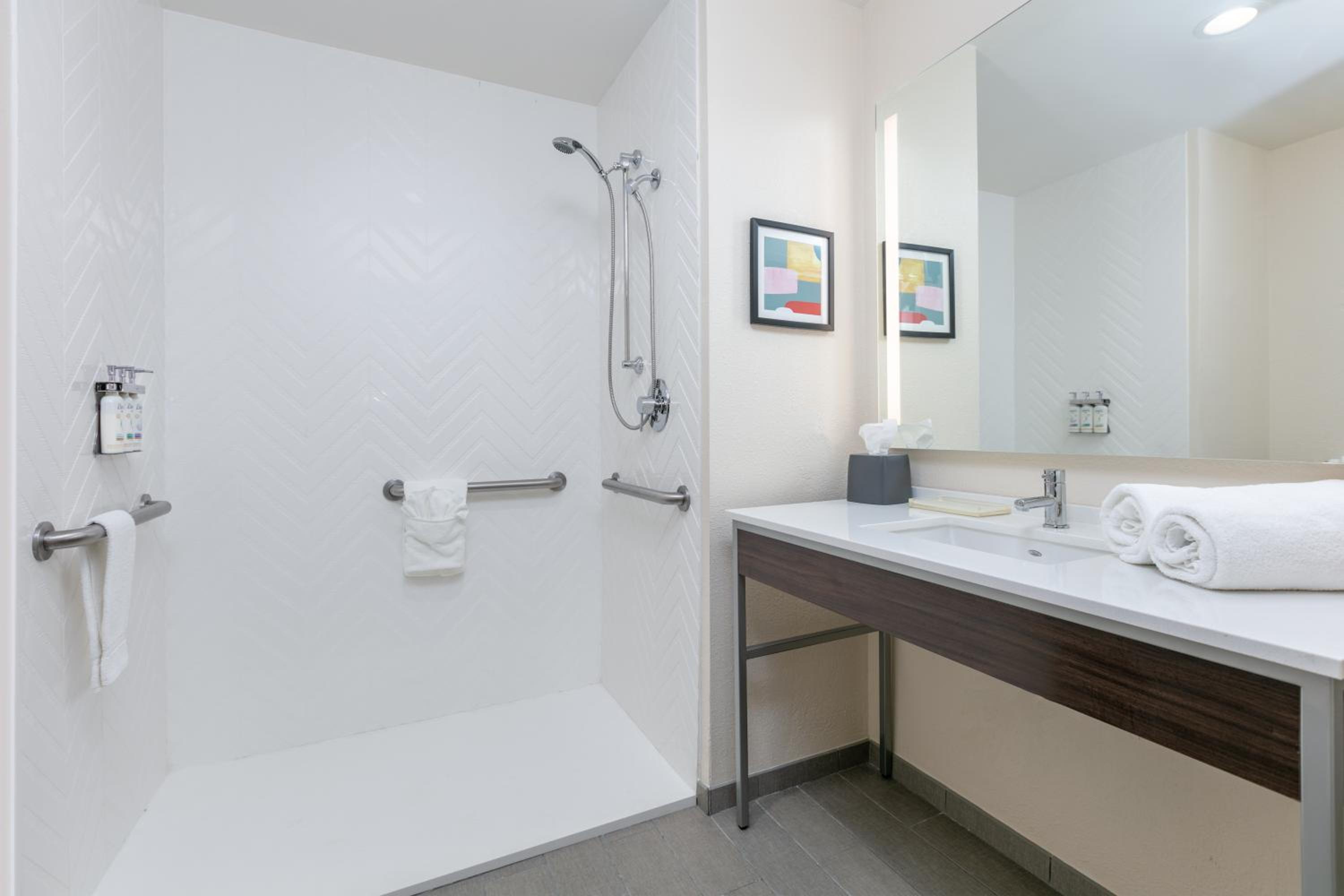 Standard King Room - Mobility Accessible - Photo 3
