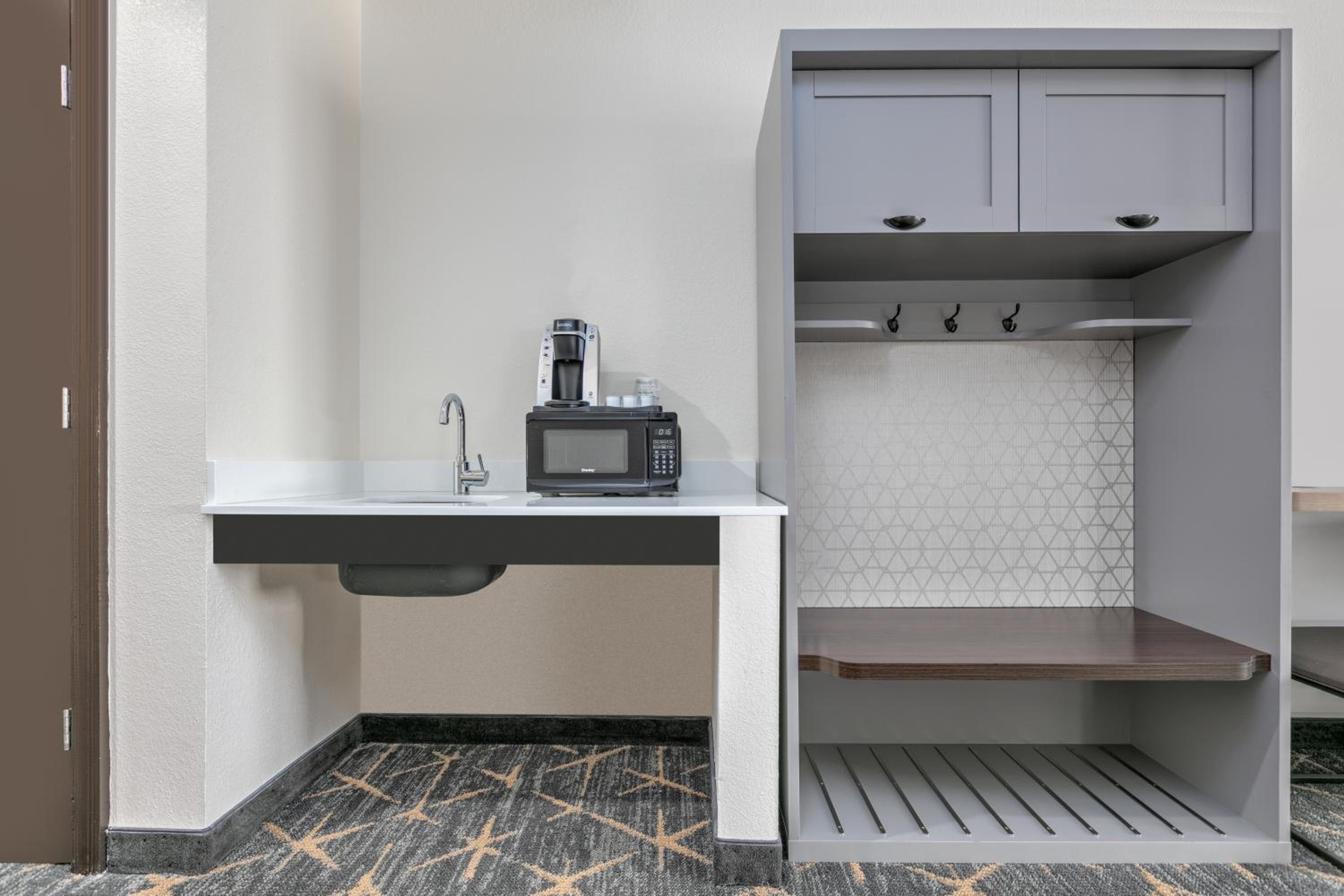 Standard King Room - Mobility Accessible - Photo 4