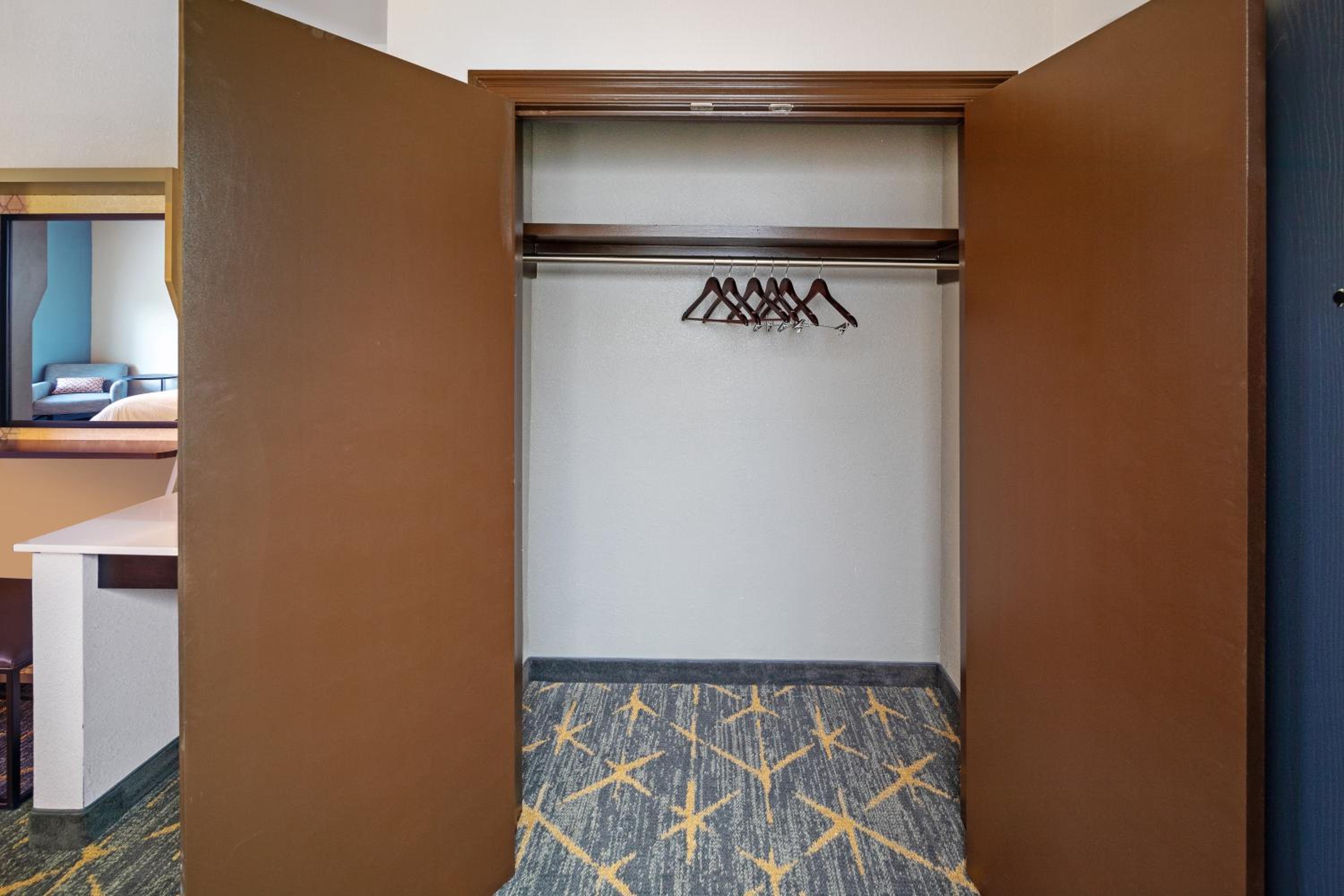 Queen Suite with Two Queen Beds - Photo 5