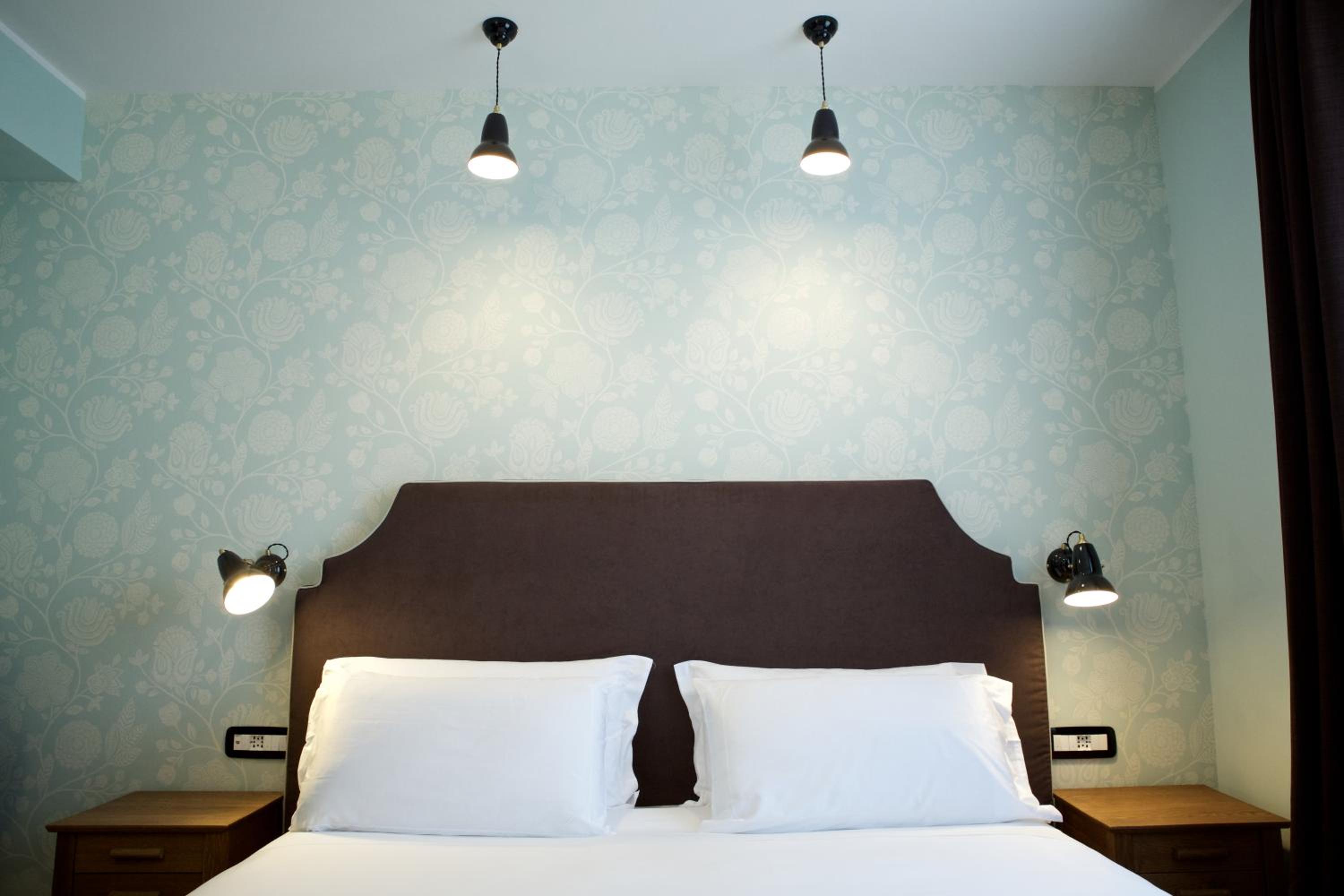 Double or Twin Room with City View - Photo 4