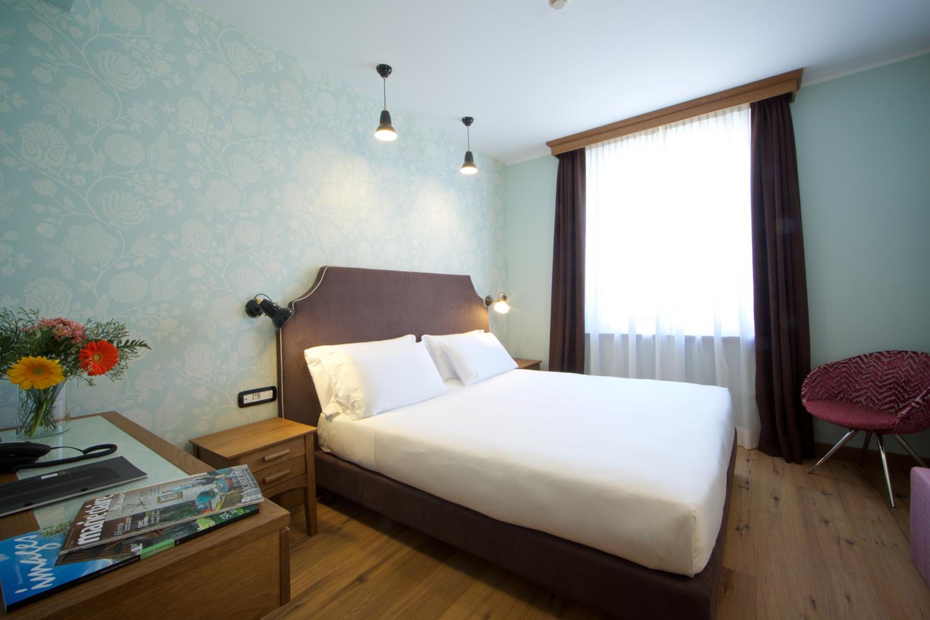 Double or Twin Room with City View - Photo 3