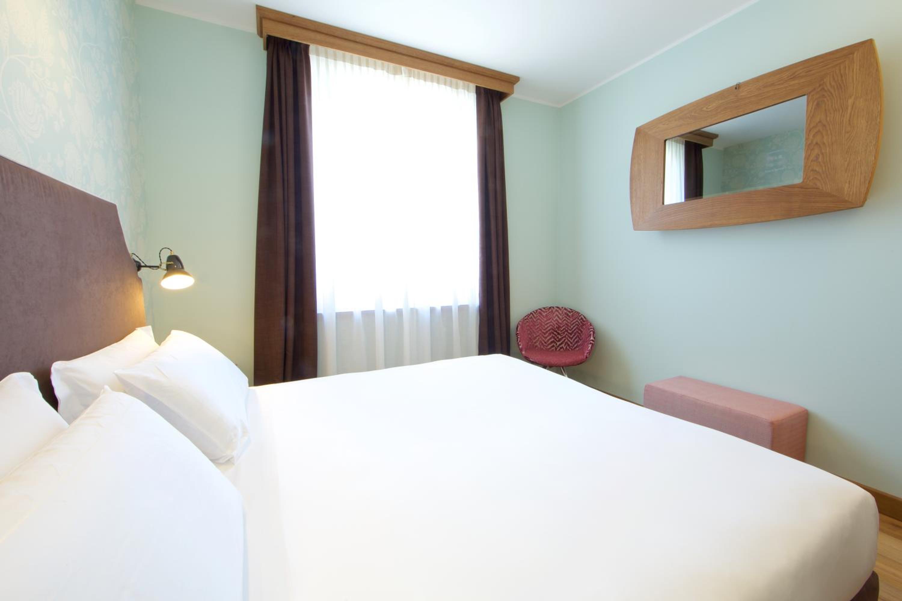 Double or Twin Room with City View - Photo 16