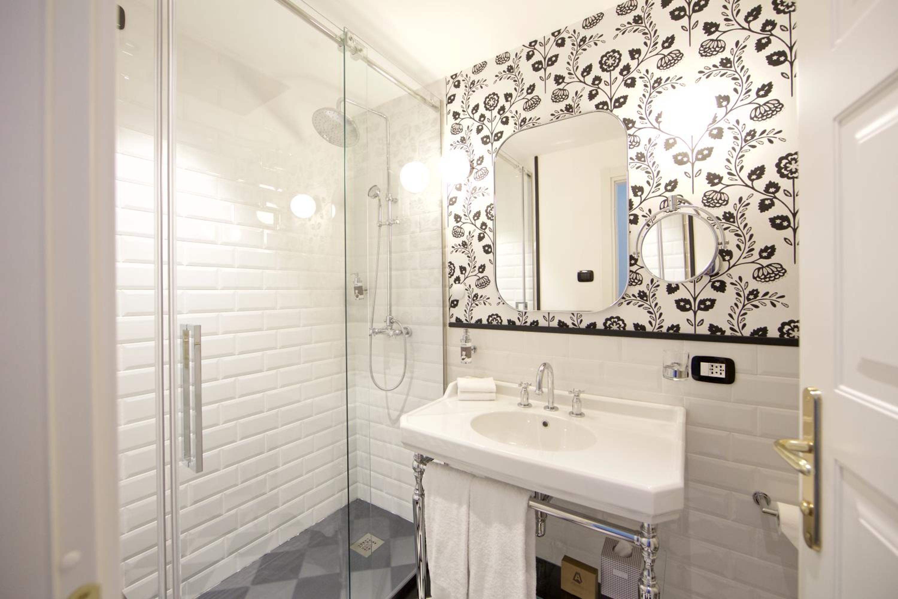 Double or Twin Room with City View - Photo 12