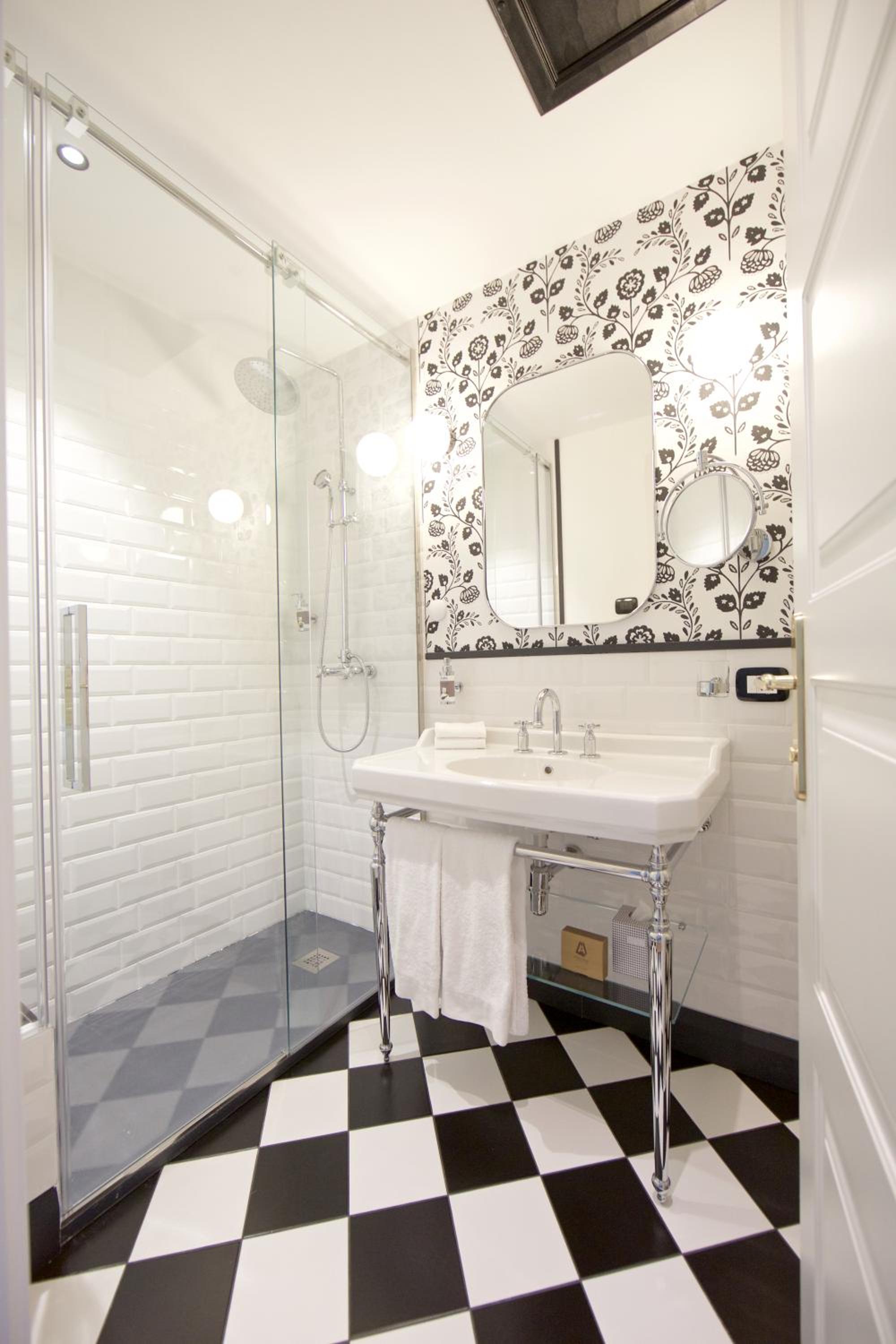 Suite with Balcony - Photo 25