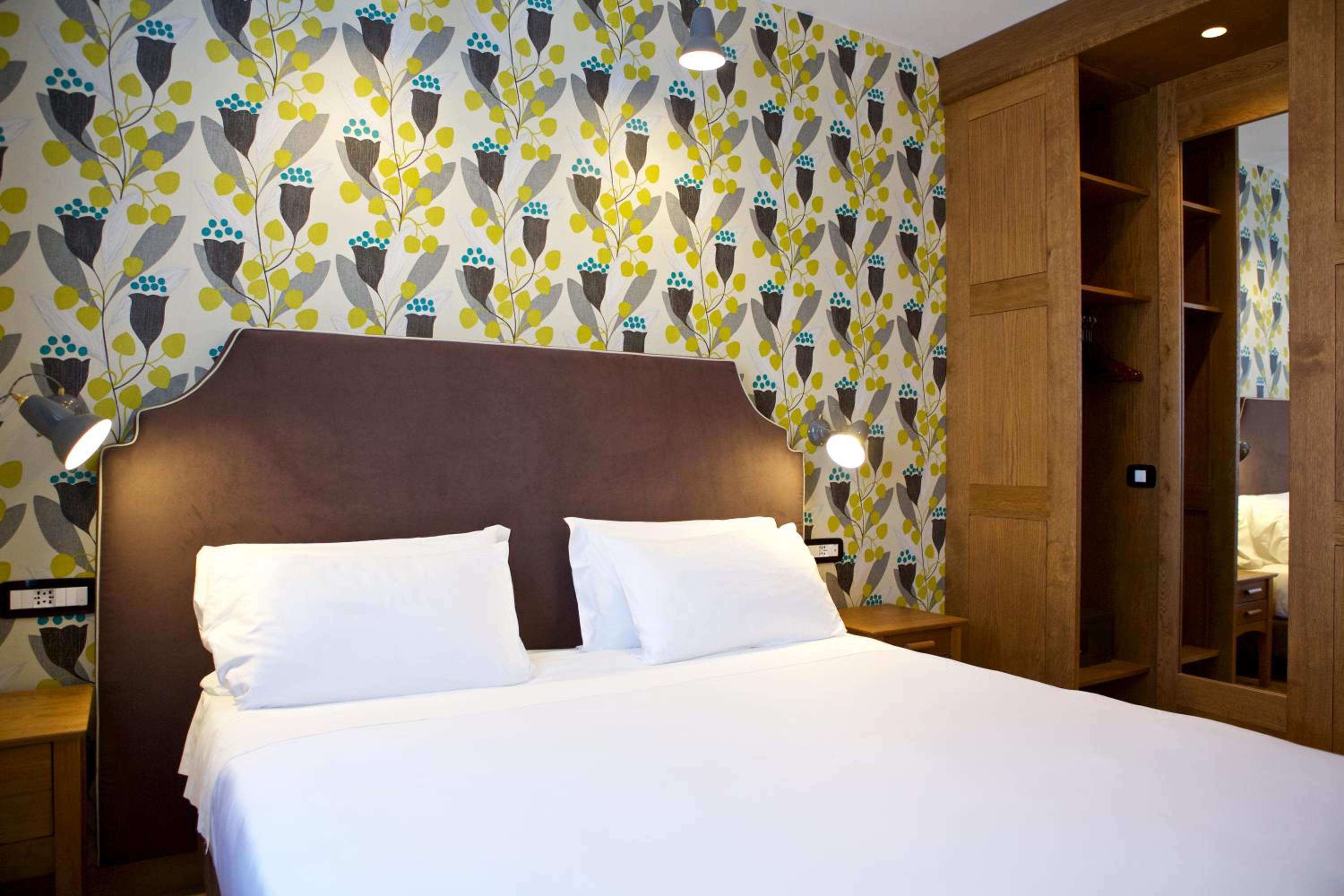 Double or Twin Room with City View - Photo 11