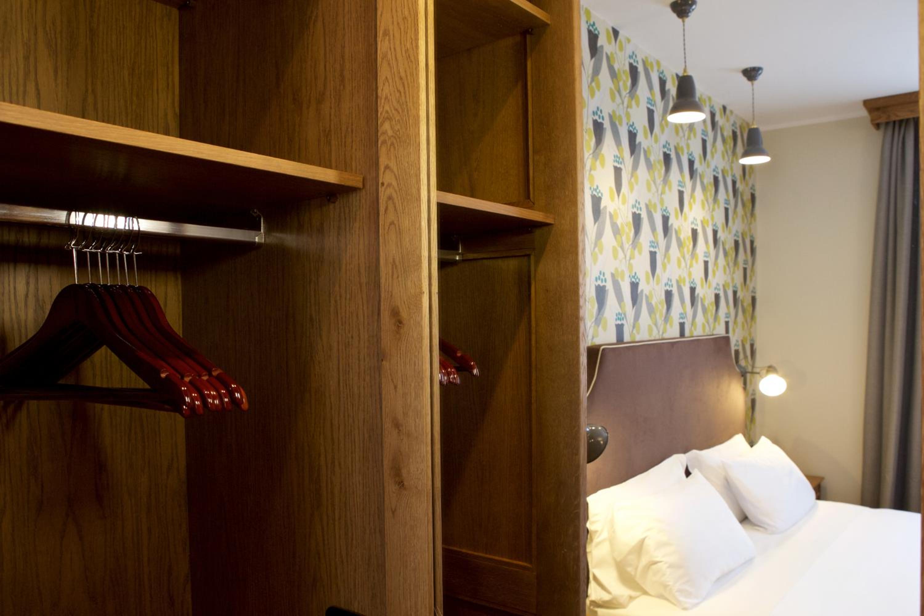 Double or Twin Room with City View - Photo 9