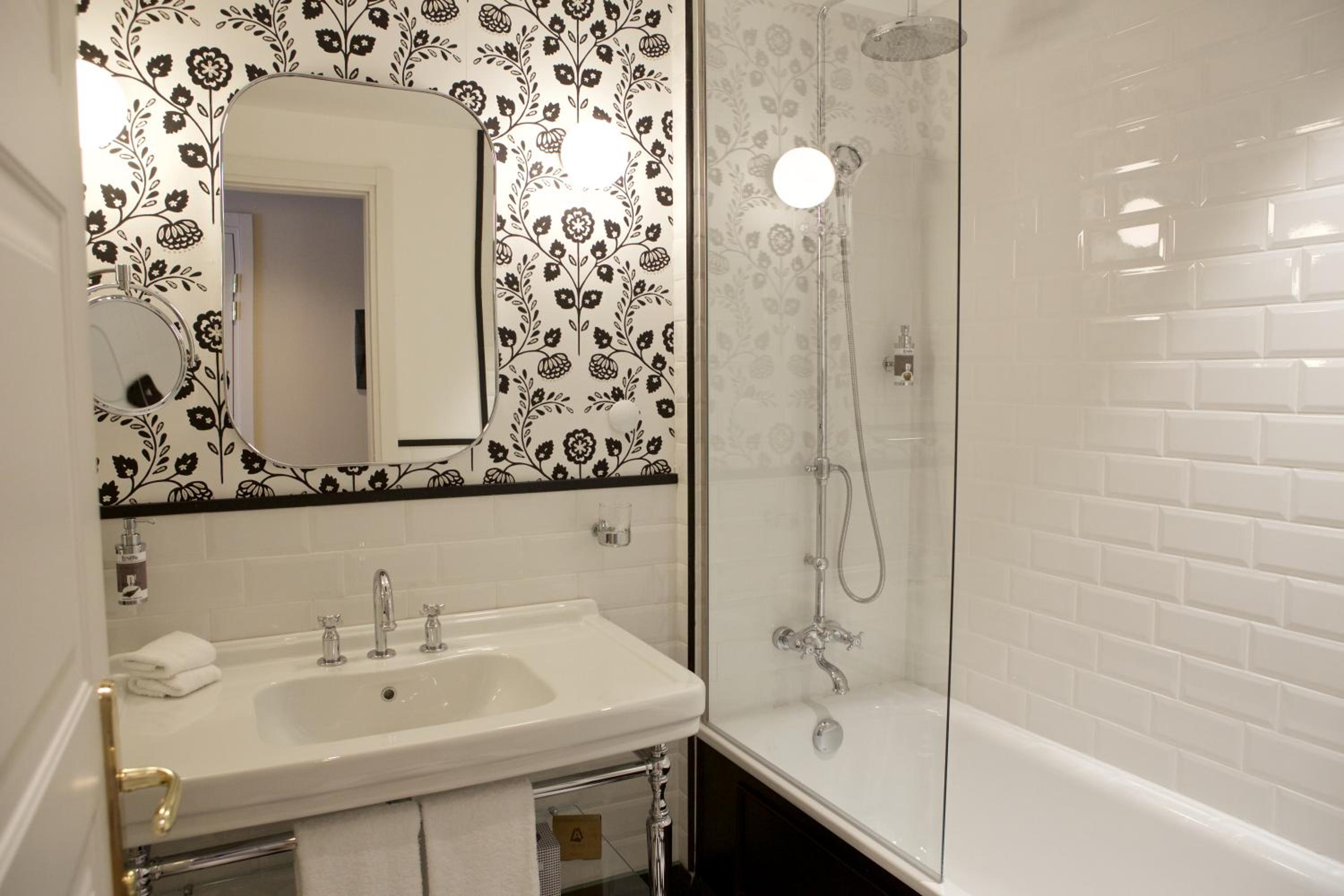Double or Twin Room with City View - Photo 8