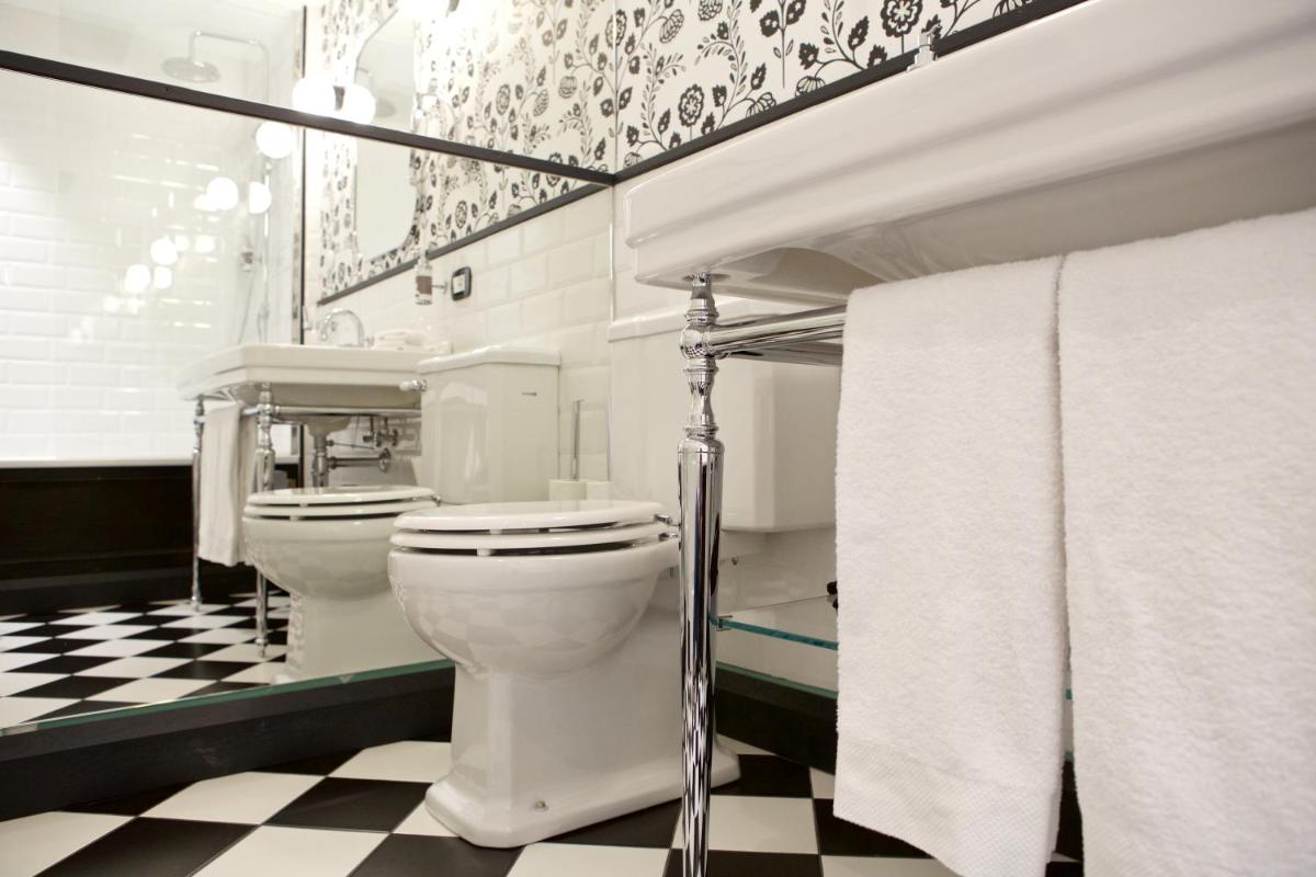 Double or Twin Room with City View - Photo 6