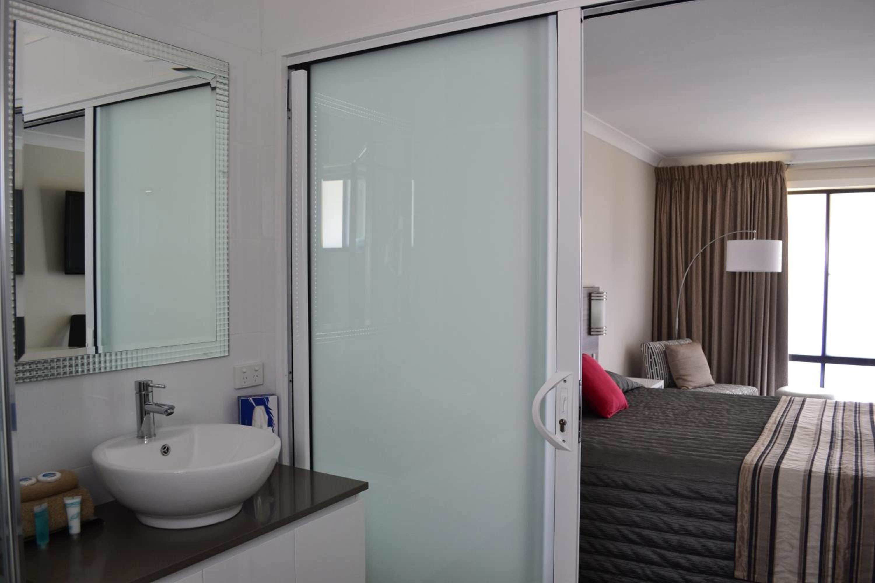Superior King Room - Photo 7