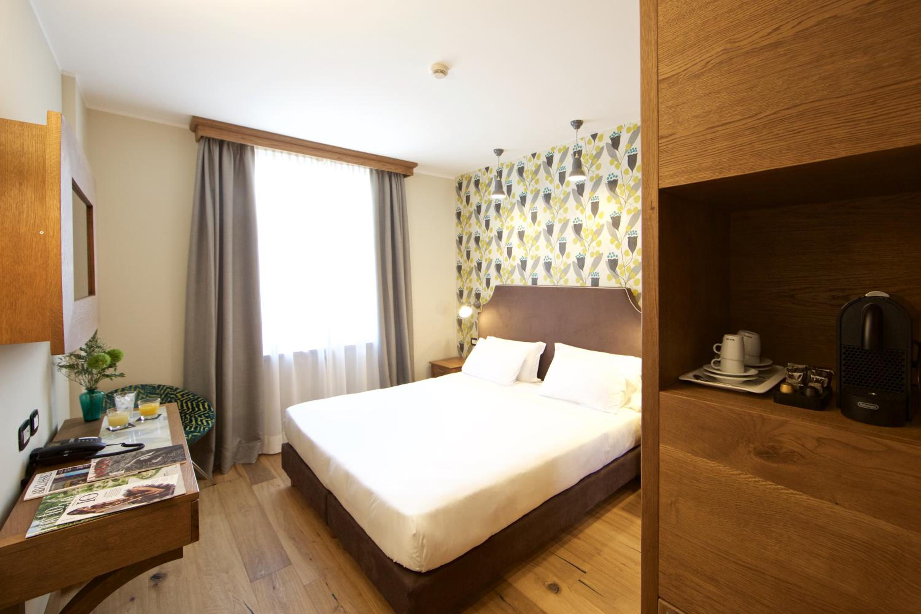 Double or Twin Room with City View - Photo 1