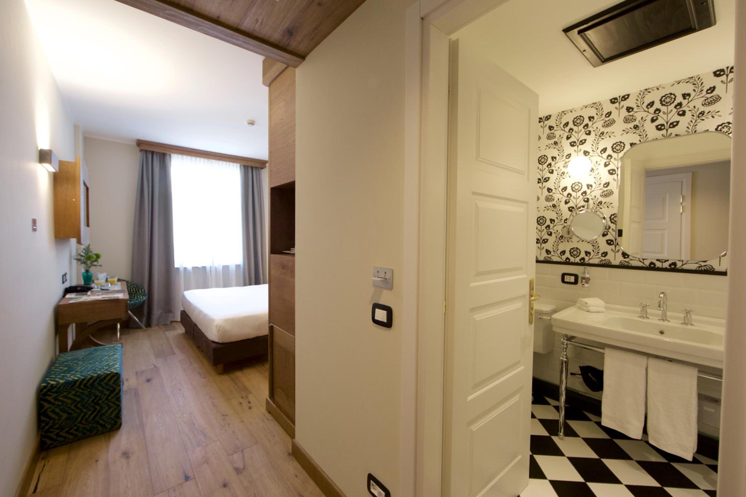 Double or Twin Room with City View - Photo 2