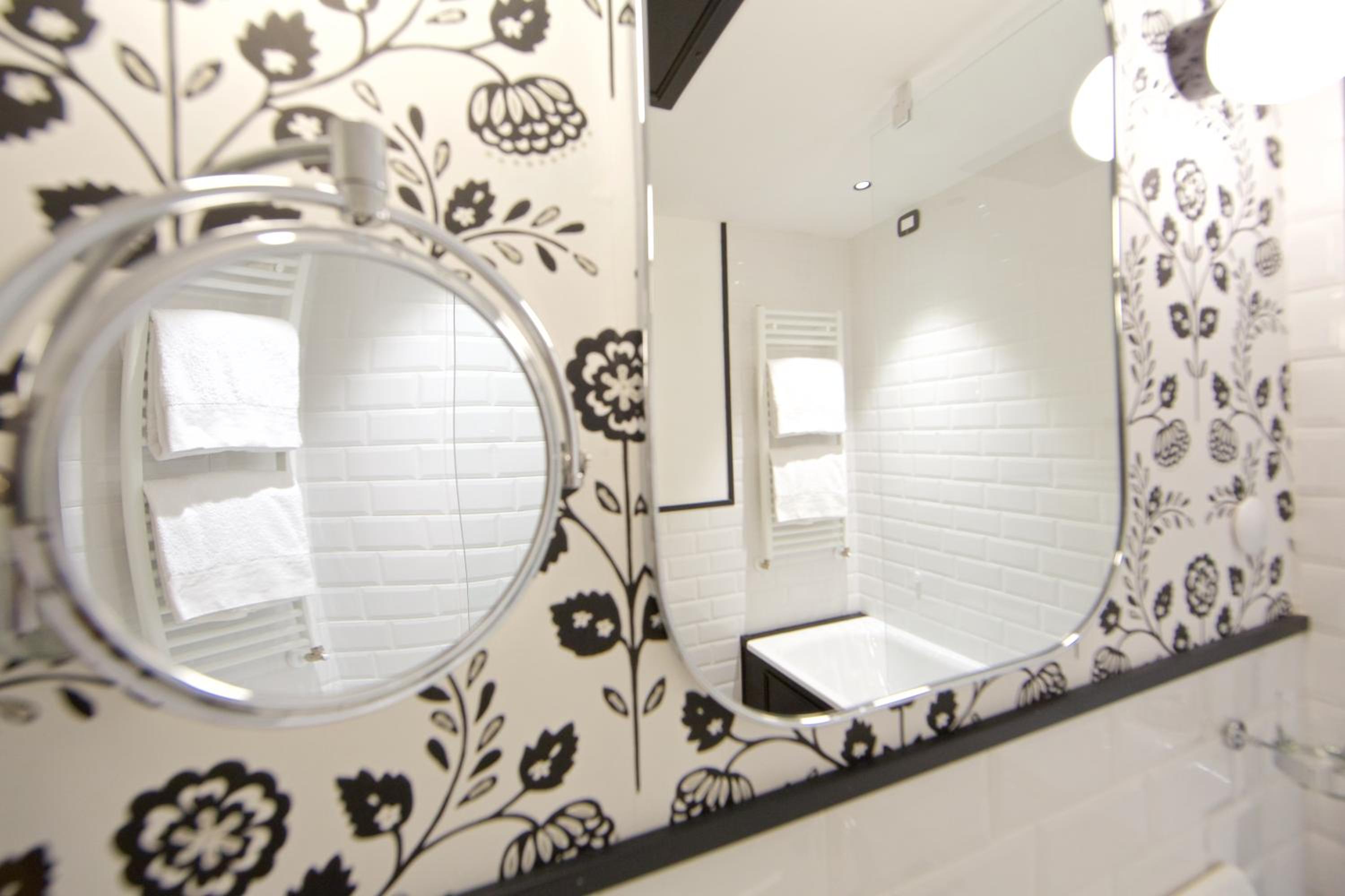 Double or Twin Room with City View - Photo 15