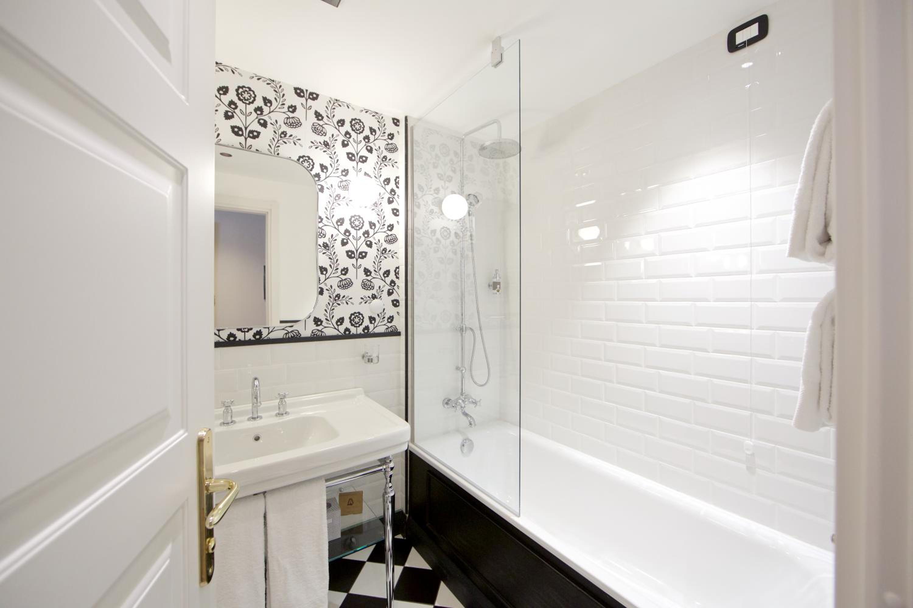 Double or Twin Room with City View - Photo 21