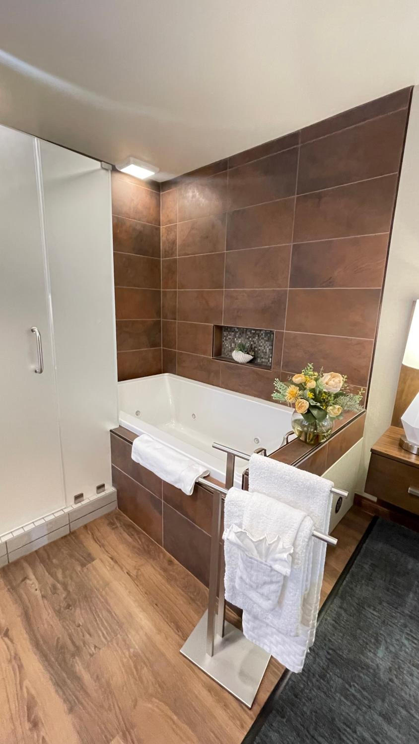 Jr. Jacuzzi Suite - Photo 5
