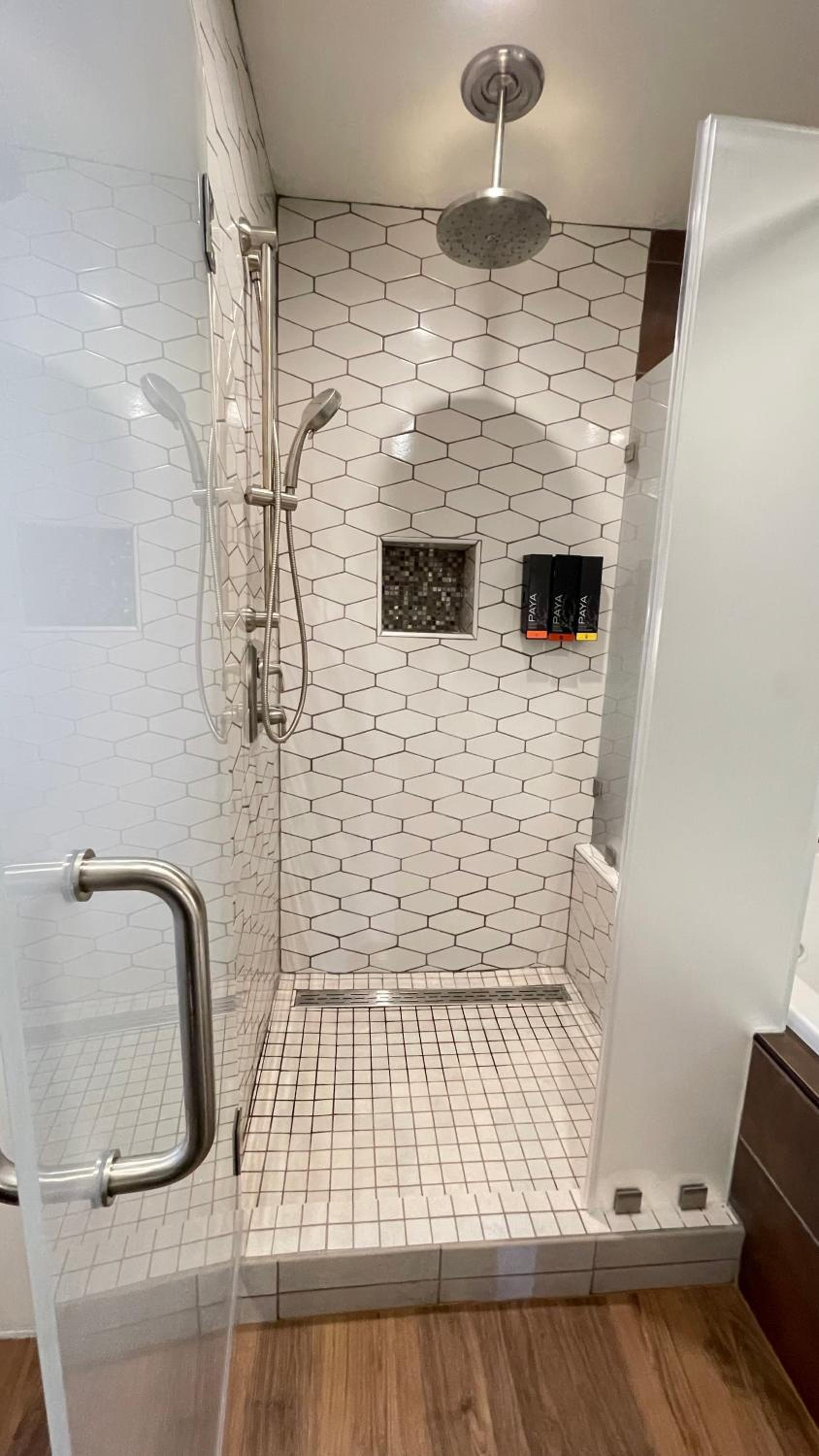 Jr. Jacuzzi Suite - Photo 4