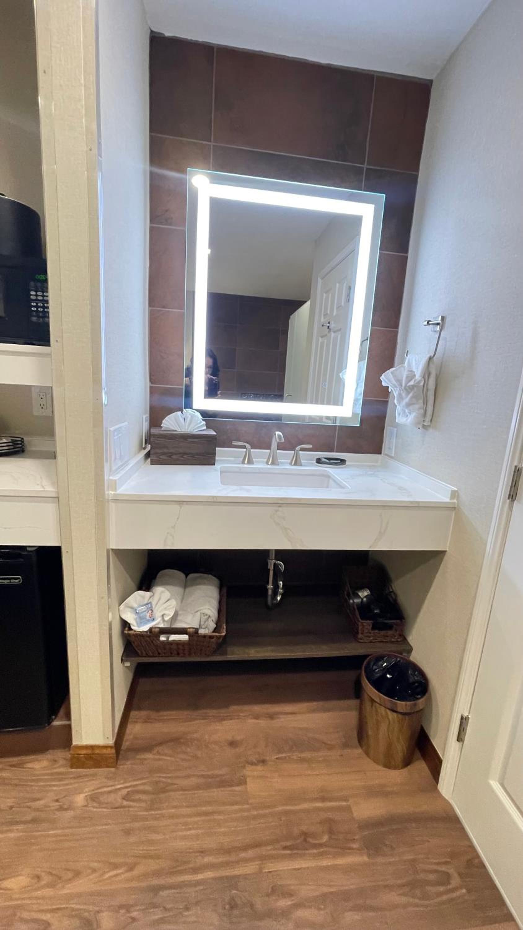 Jr. Jacuzzi Suite - Photo 3