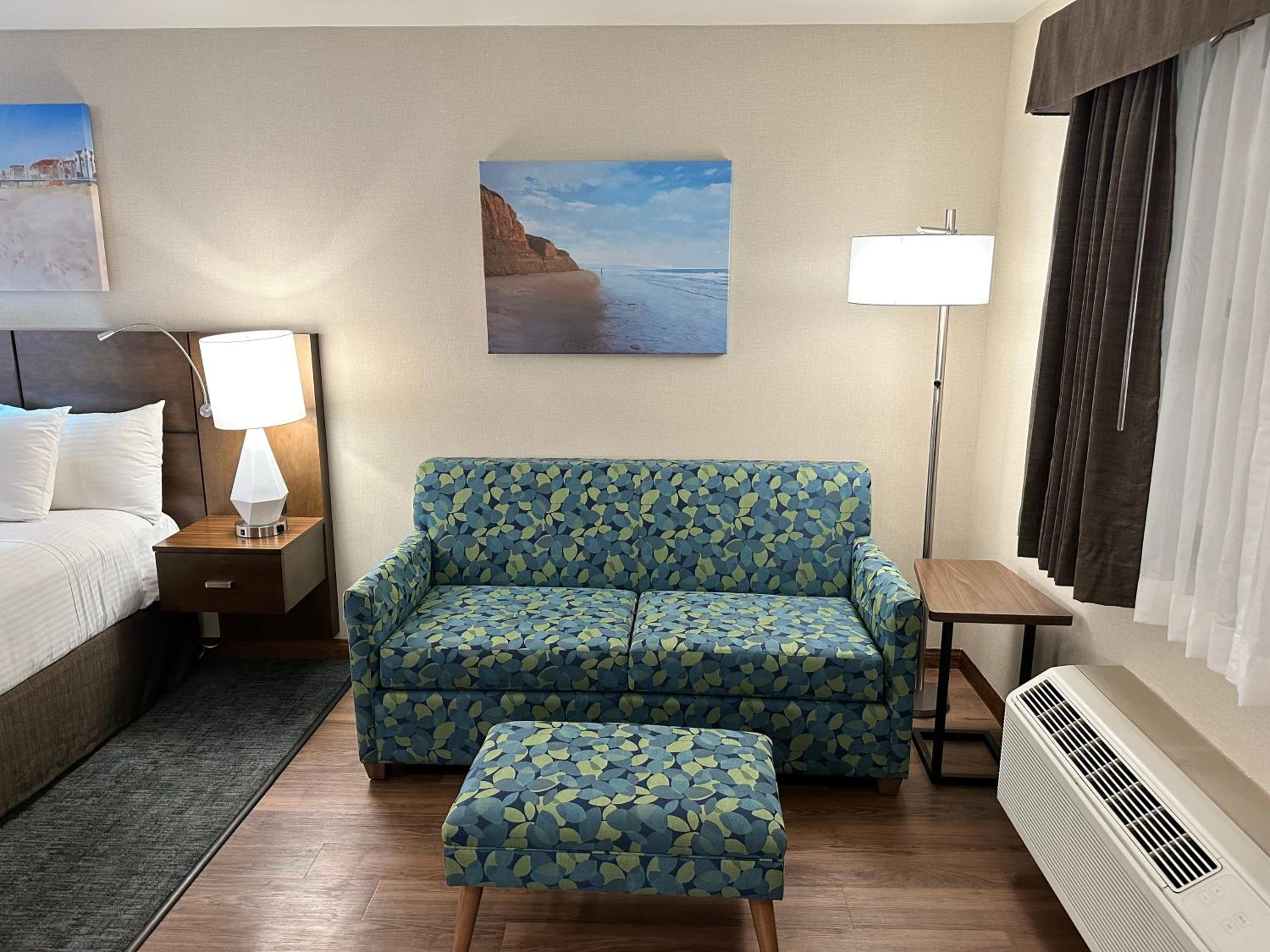 Jr. Jacuzzi Suite - Photo 2