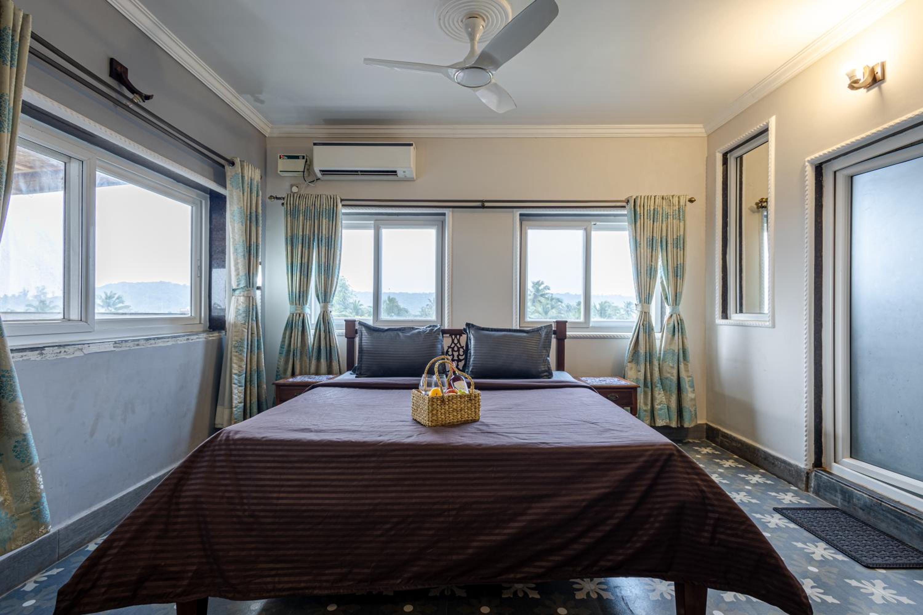 King Suite with Balcony photo 2
