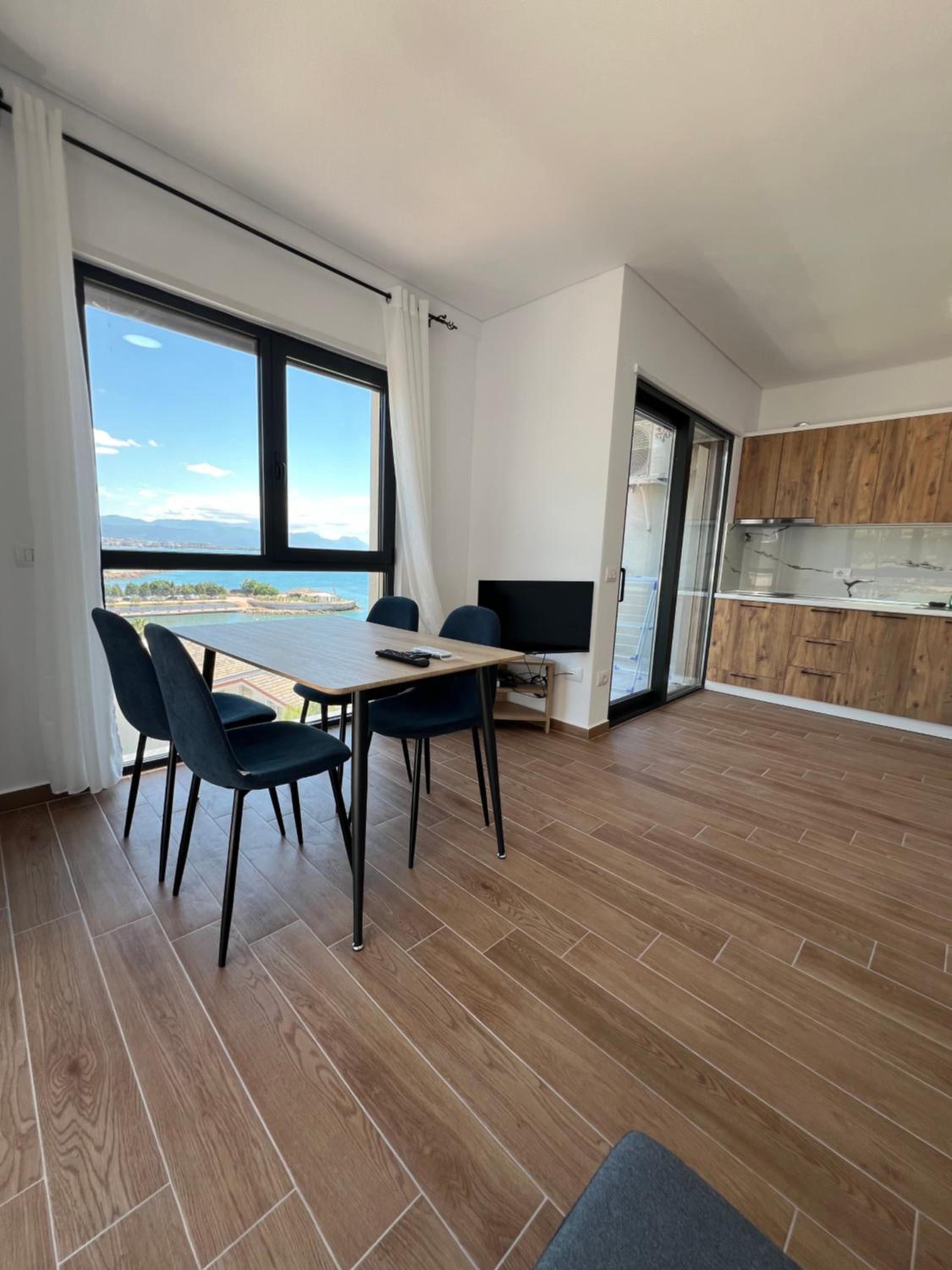 One-Bedroom Apartment with Balcony and Sea View photo 2