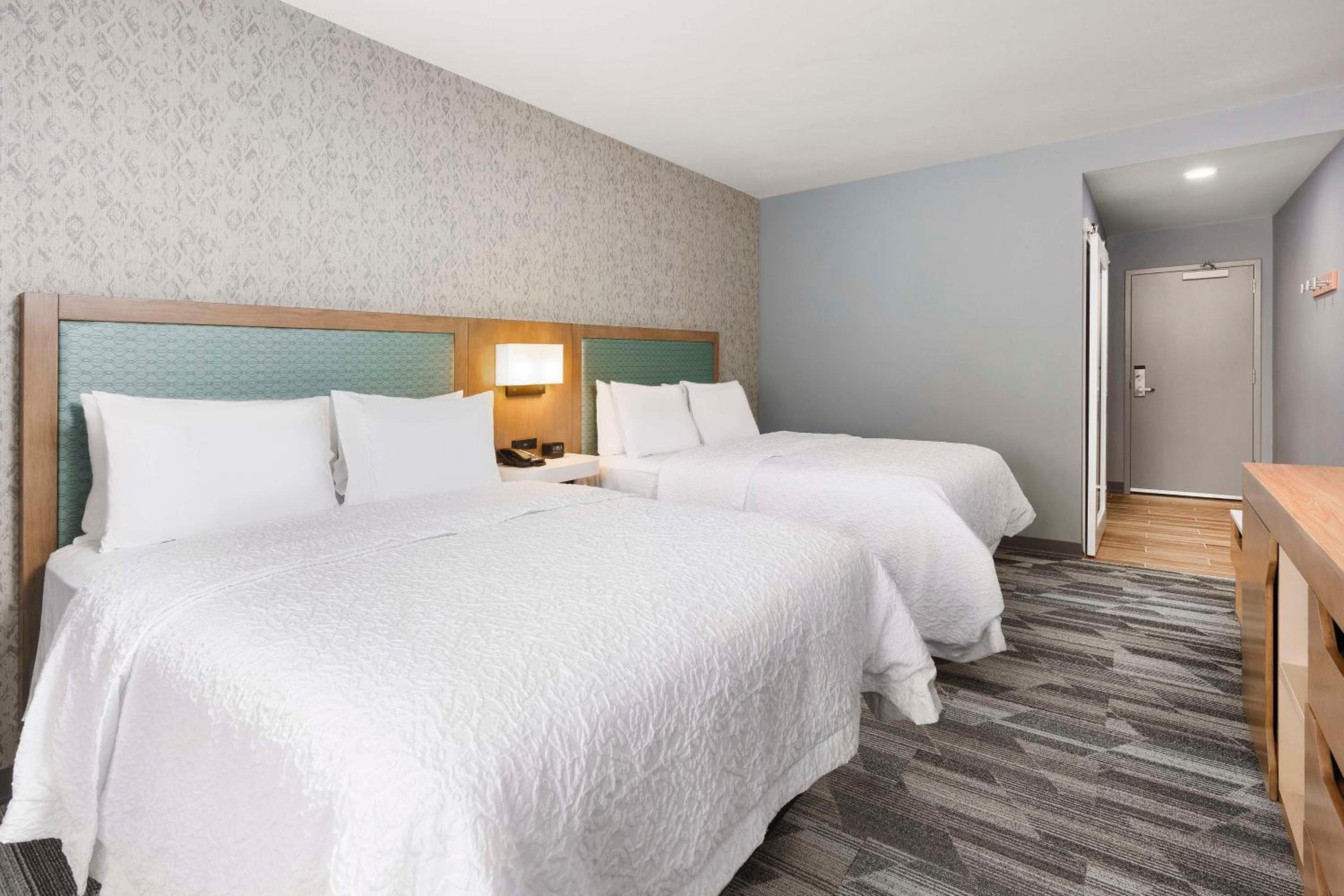 Queen Room with Two Queen Beds - Hearing Access/Non-Smoking - Photo 2