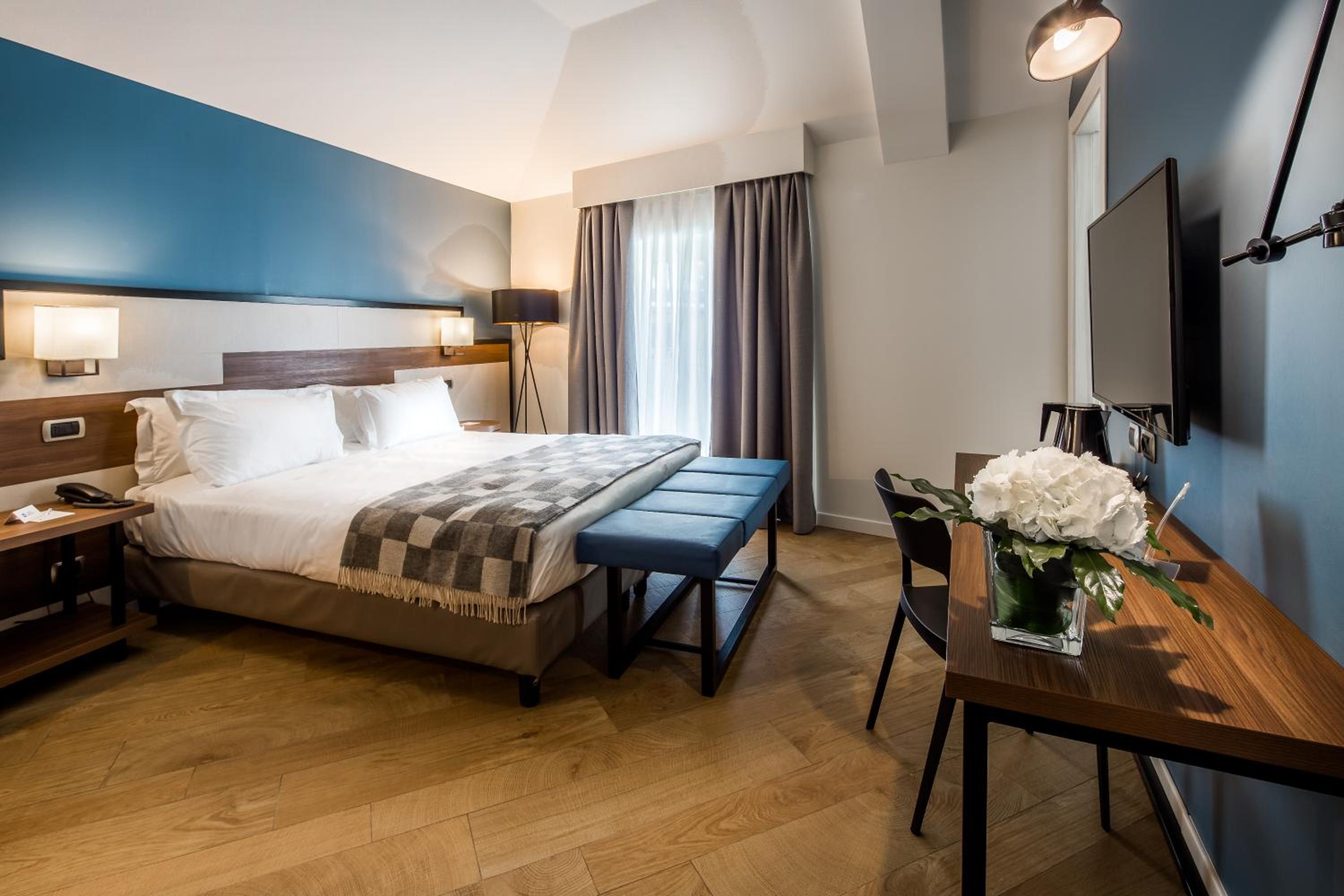 Family Room with One King and One Single Bed and City View - Non-Smoking - Photo 1