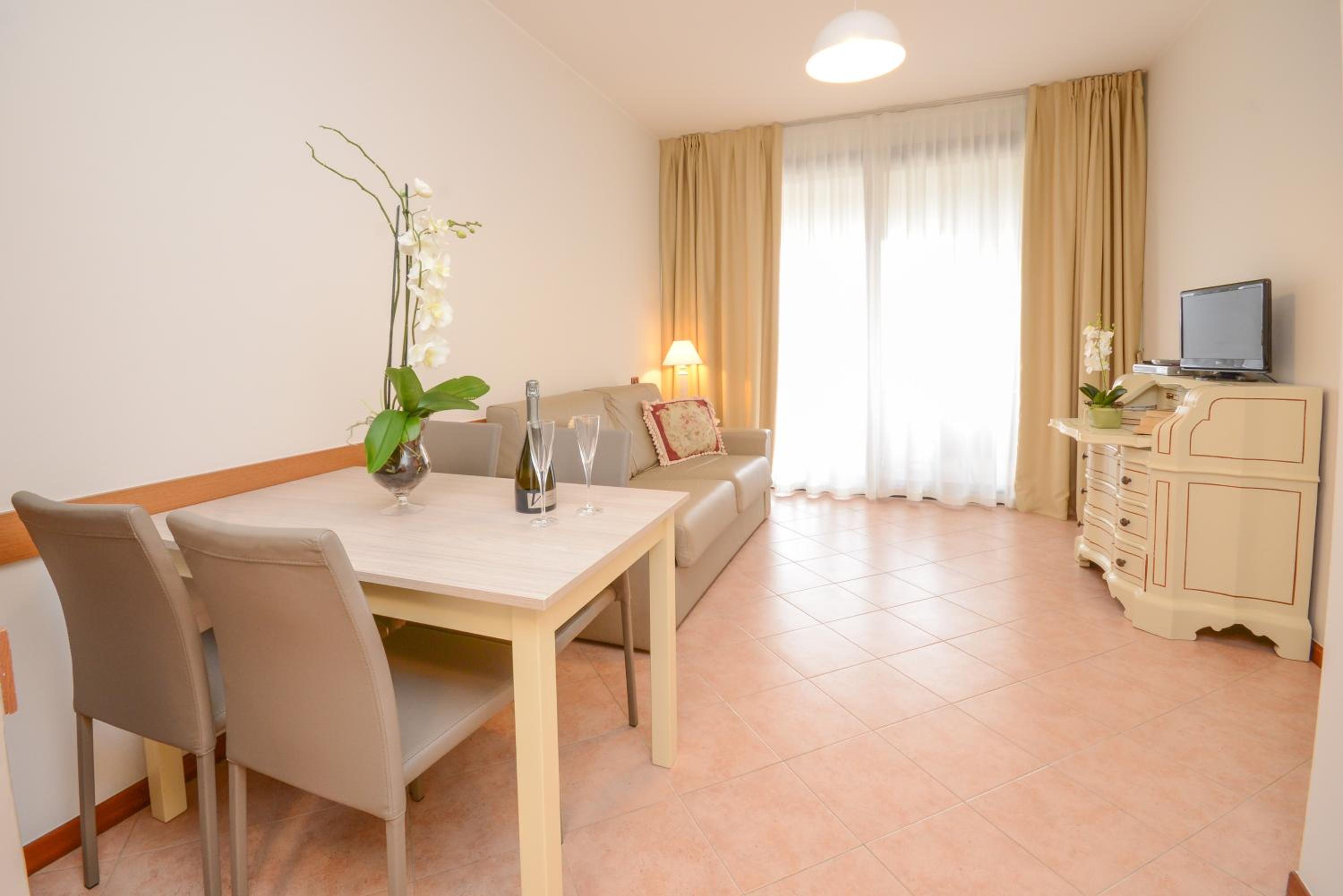 One-Bedroom Apartment with Lake View - Photo 10
