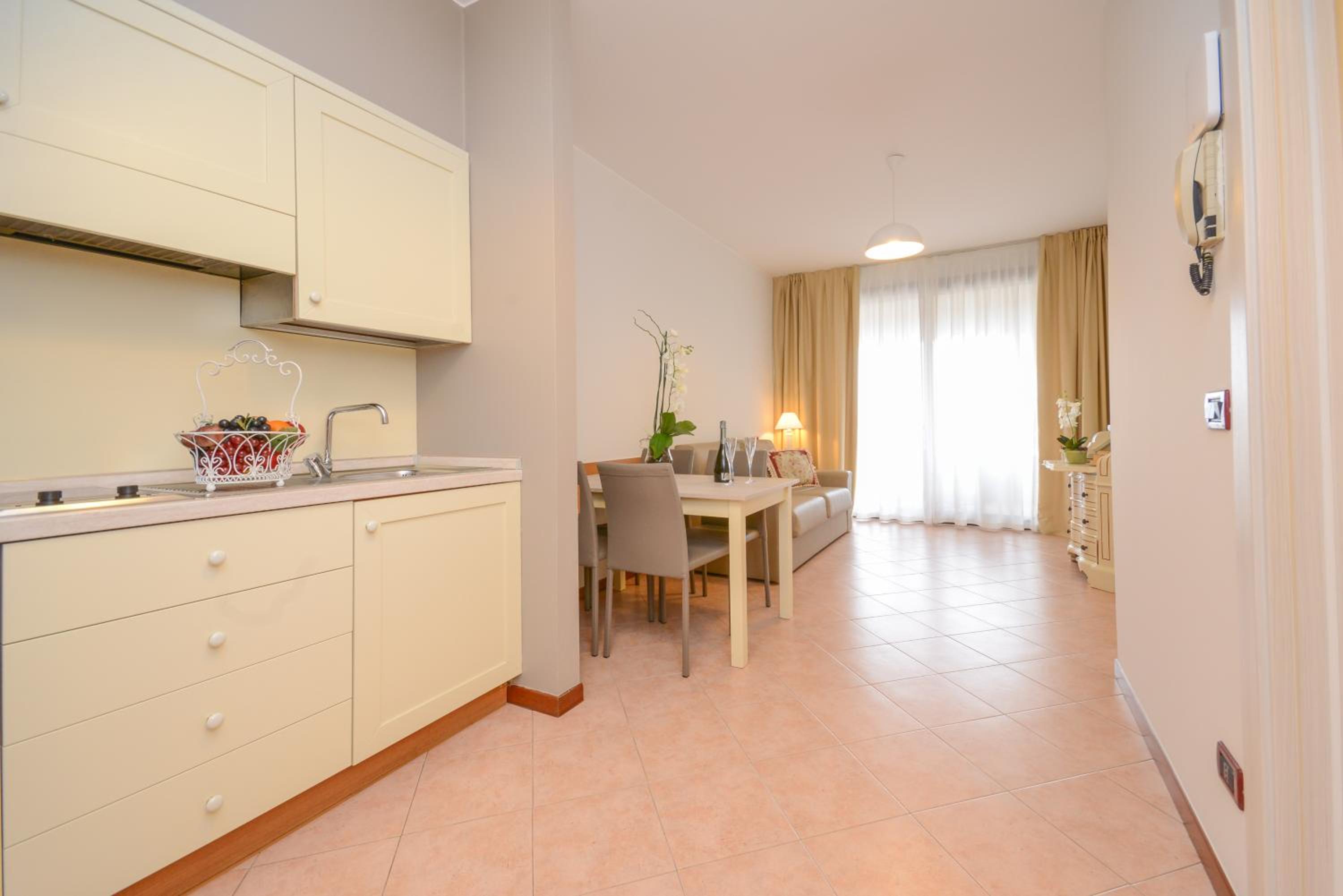 One-Bedroom Apartment with Lake View - Photo 8