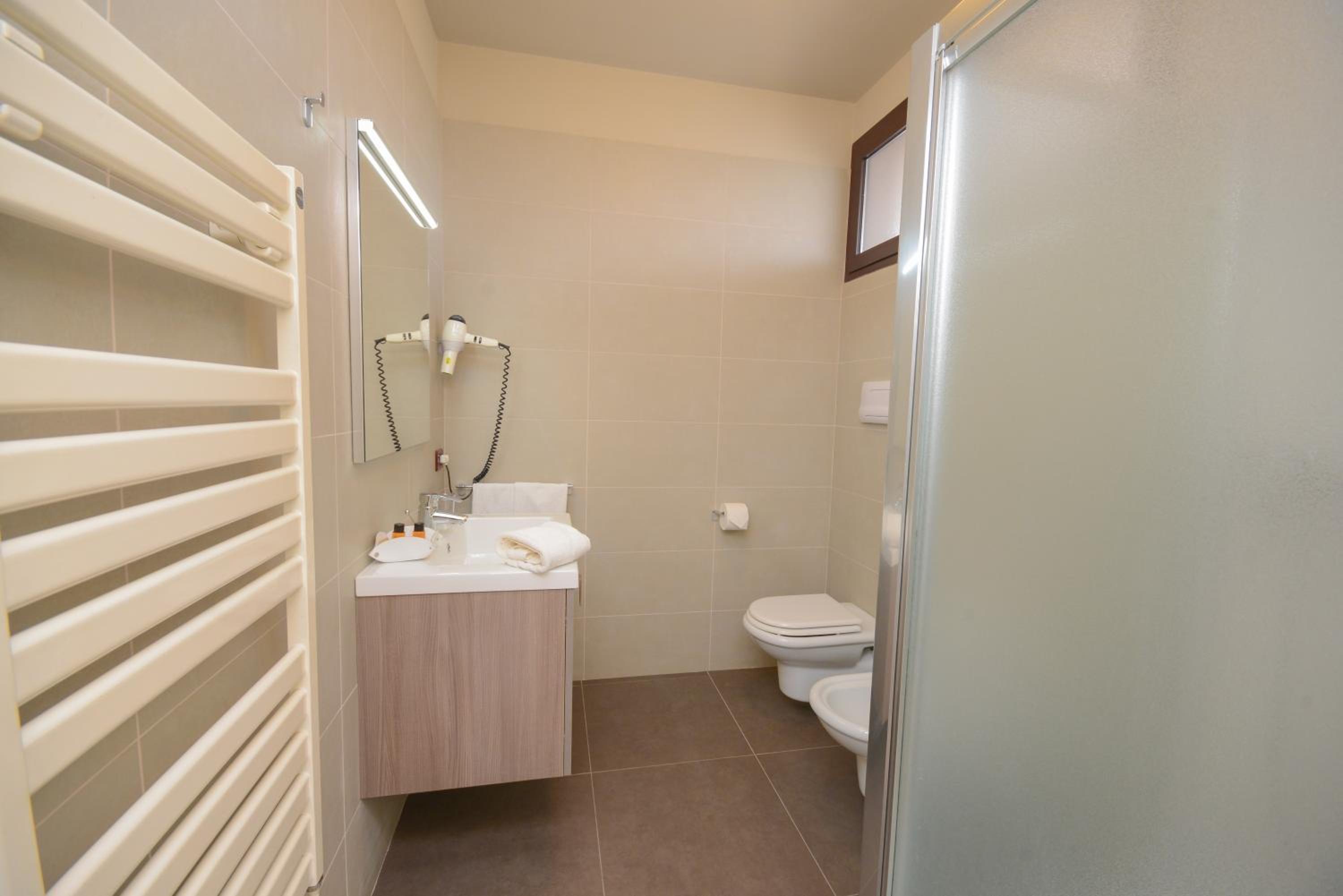 One-Bedroom Apartment with Lake View - Photo 4