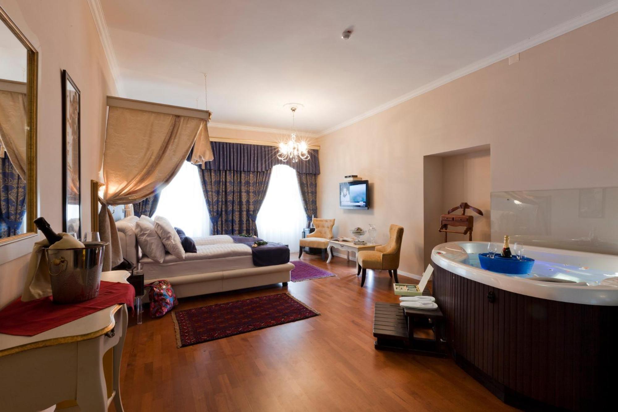 Superior Suite with Hot Tub - Photo 4