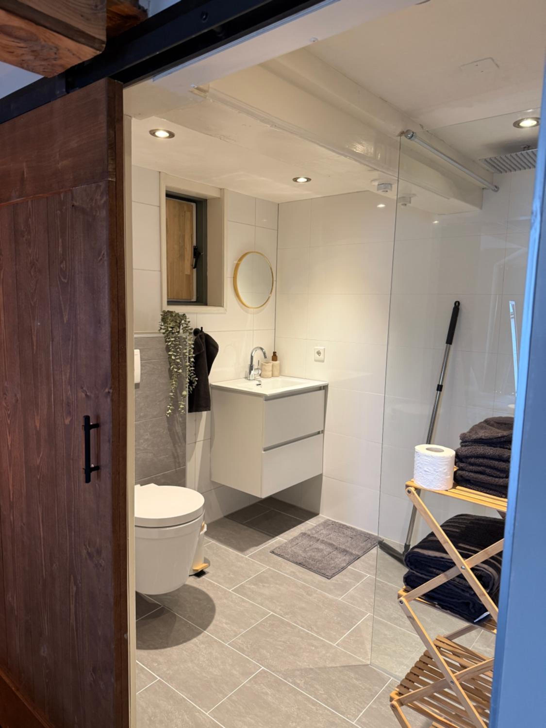 Twin Room with Private Bathroom photo 2