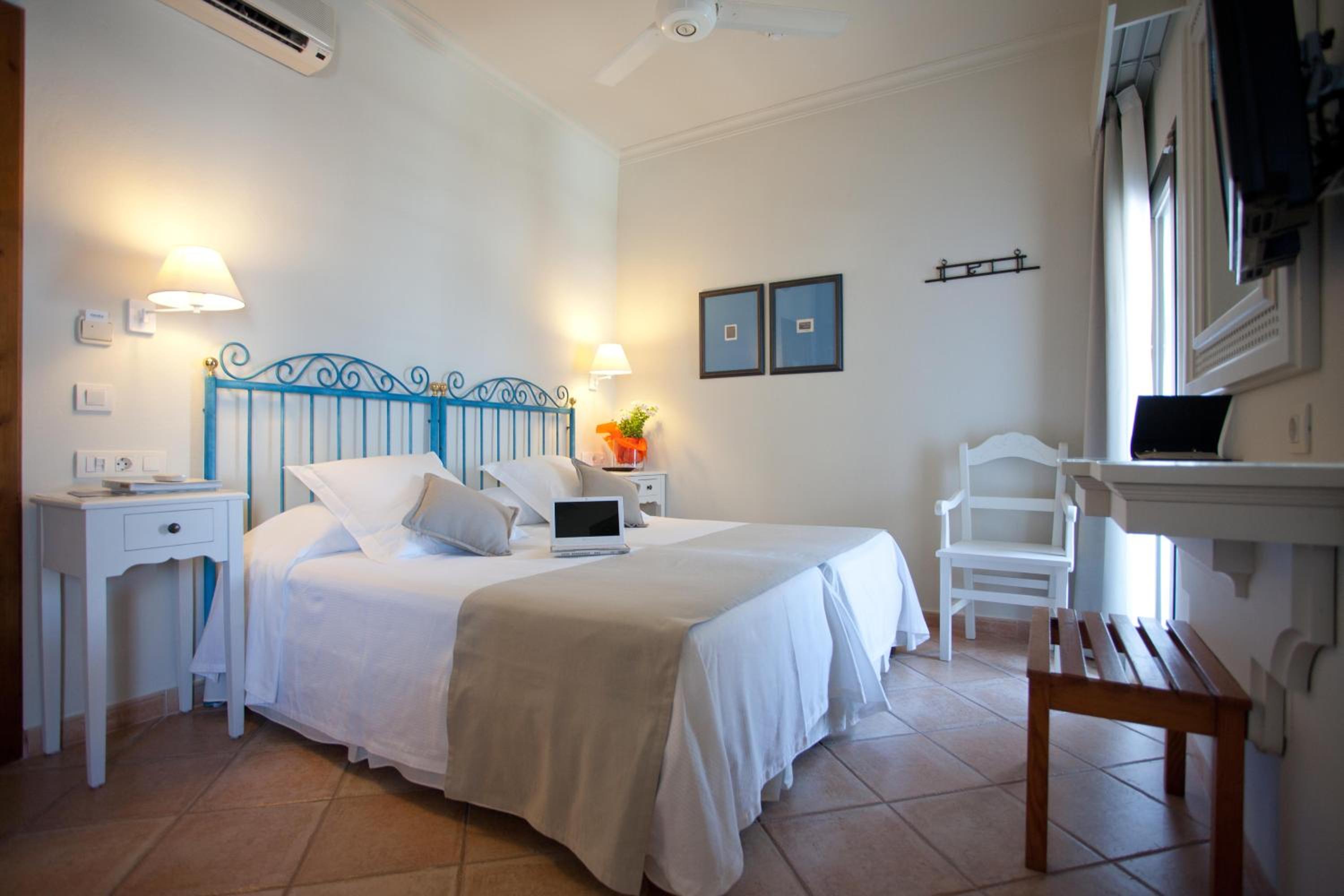 Double Room with Garden View - Photo 2