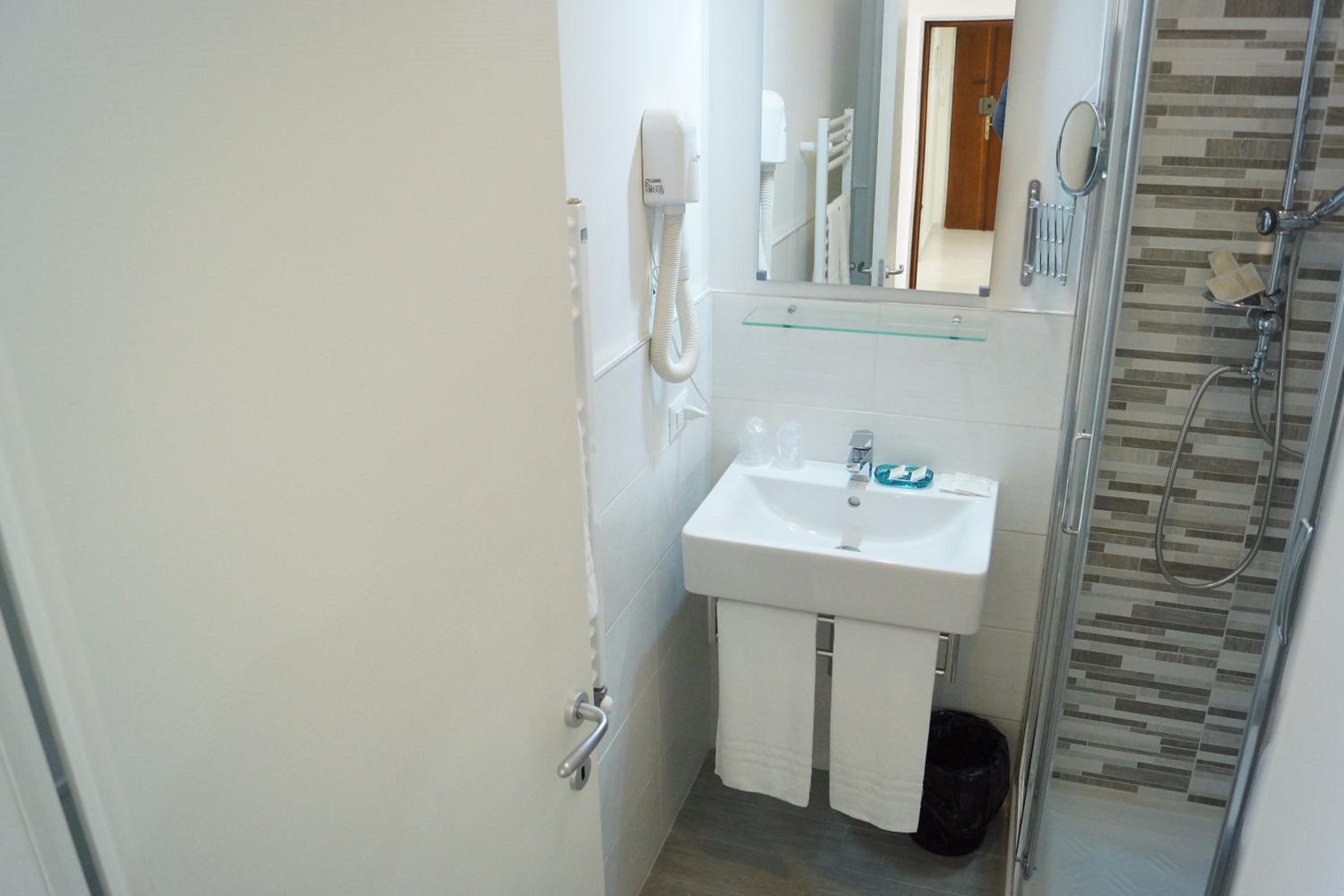 Junior Suite with Balcony and View - Photo 17