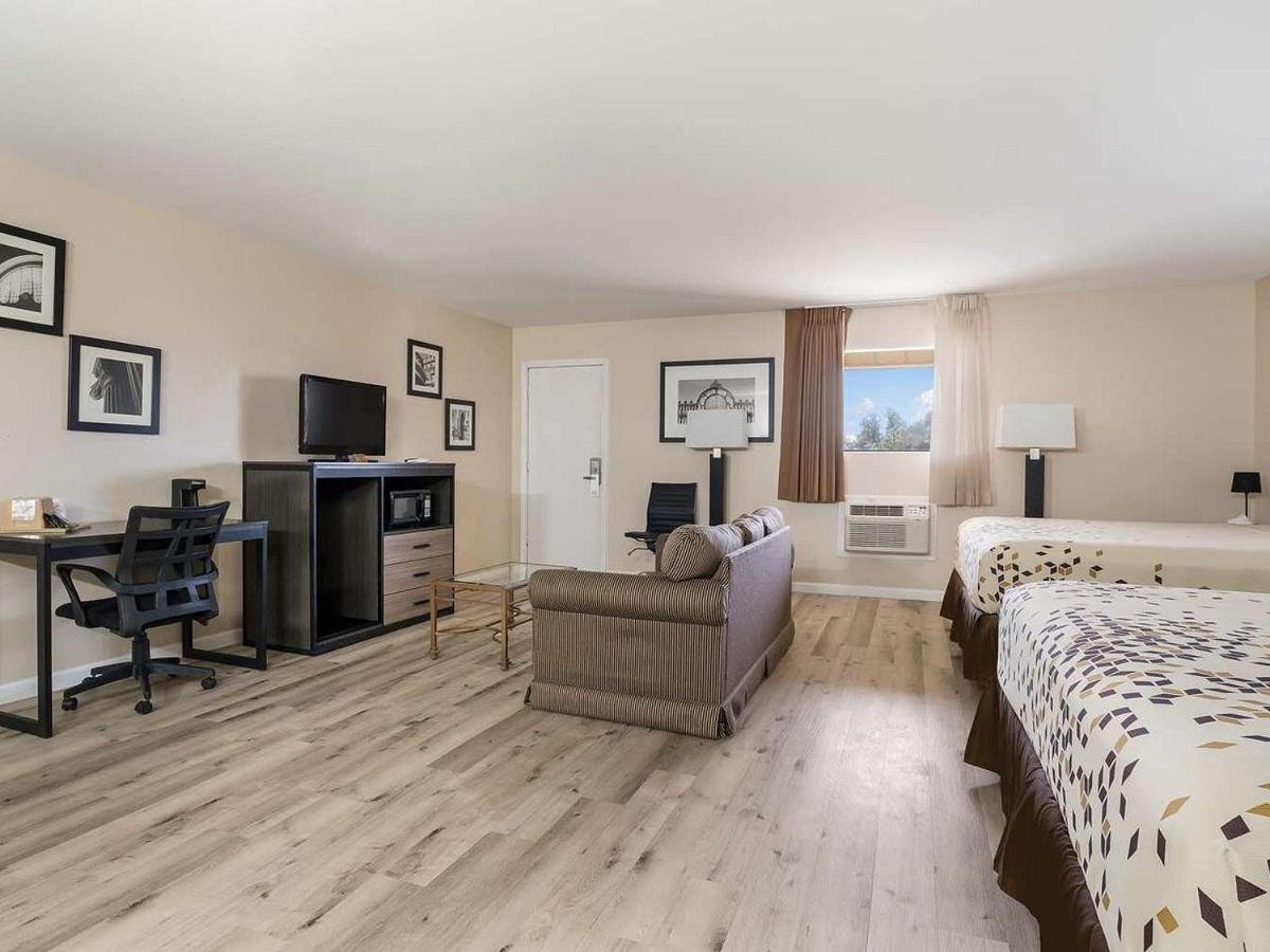 Deluxe King Suite photo 1