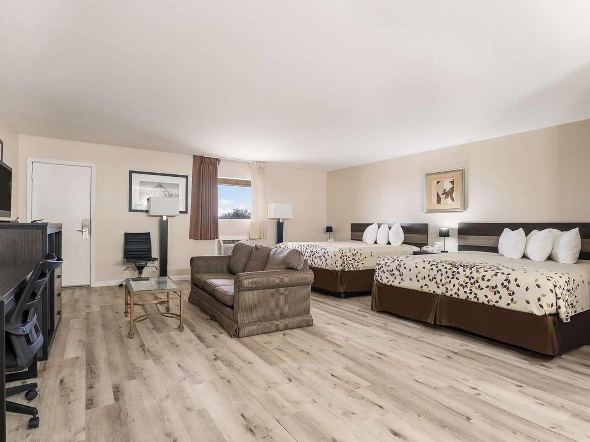 Deluxe King Suite photo 2