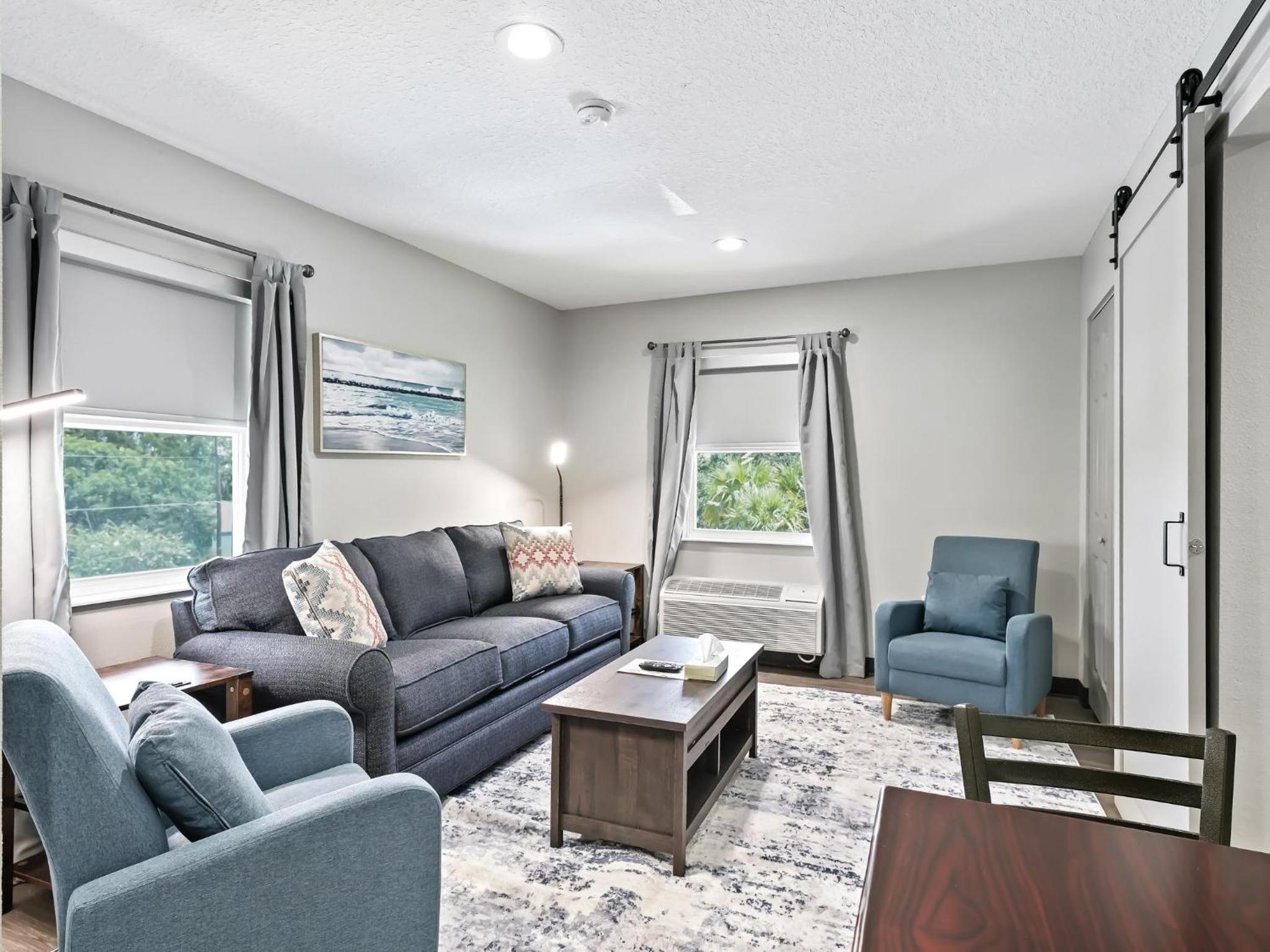 One-Bedroom Suite with Two Queen Beds and Living Room - Non-Smoking - Photo 4