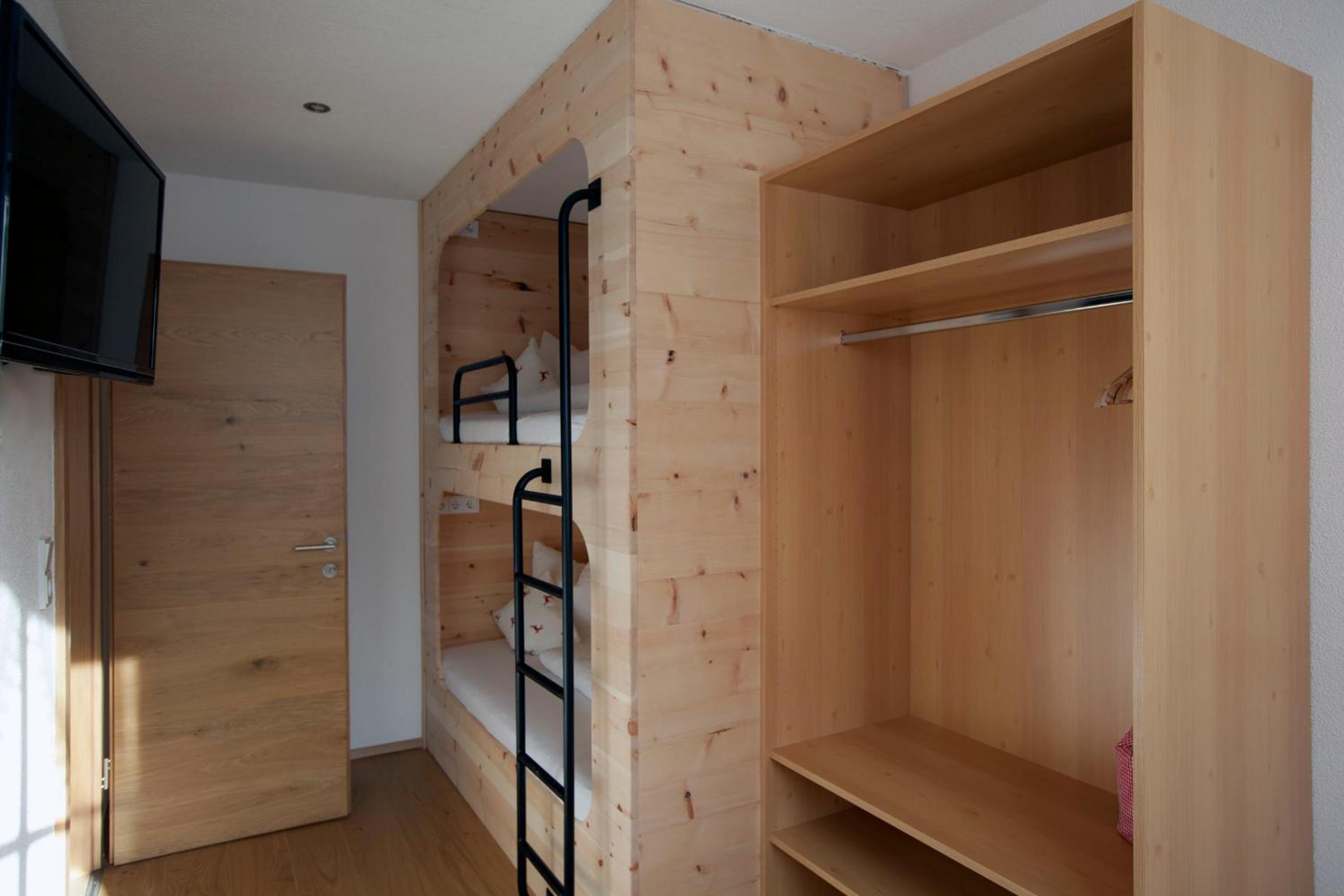 Apartment with 4 bedrooms - Photo 2