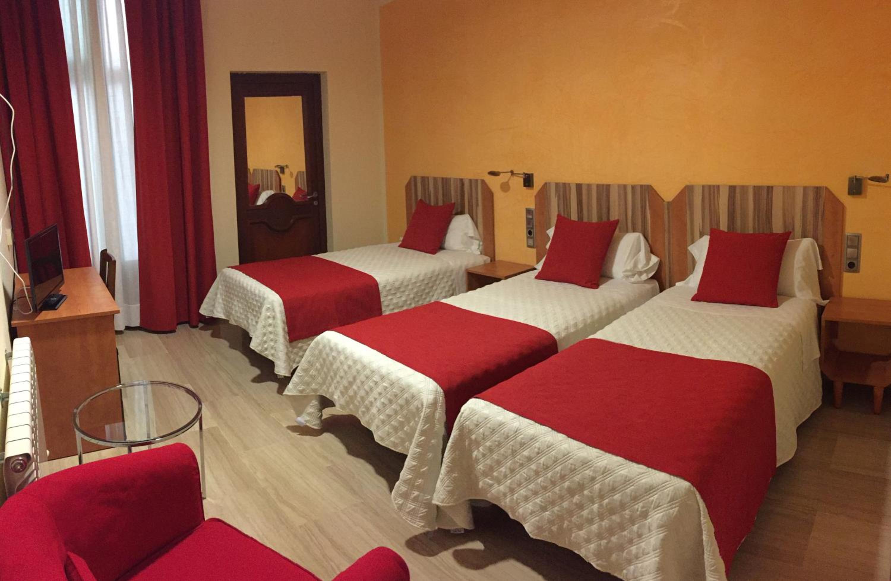 Twin Room with Extra Bed thumbnail 5