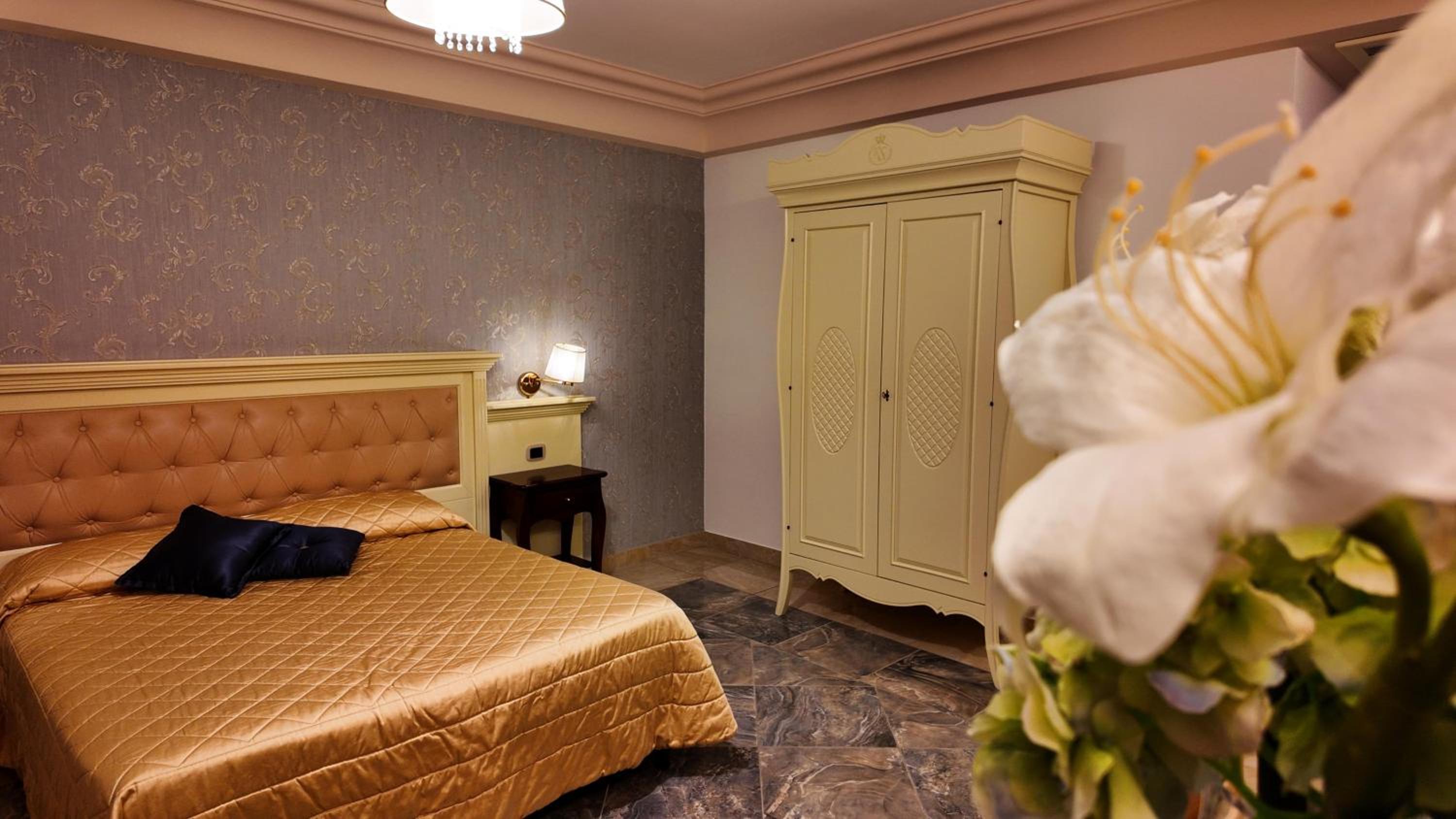 Deluxe Double Room - Photo 9