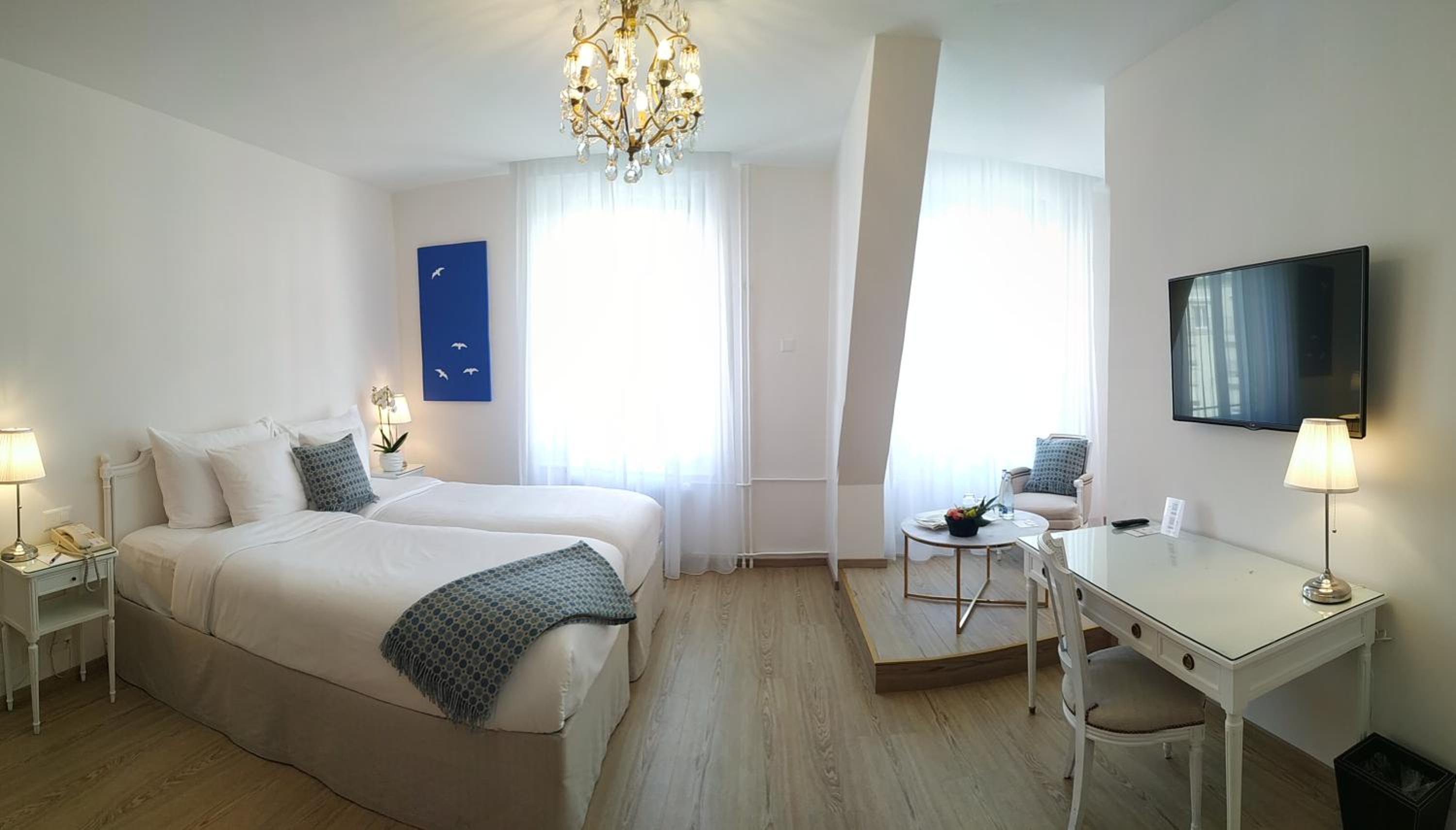 Junior Suite with Balcony and Lake View