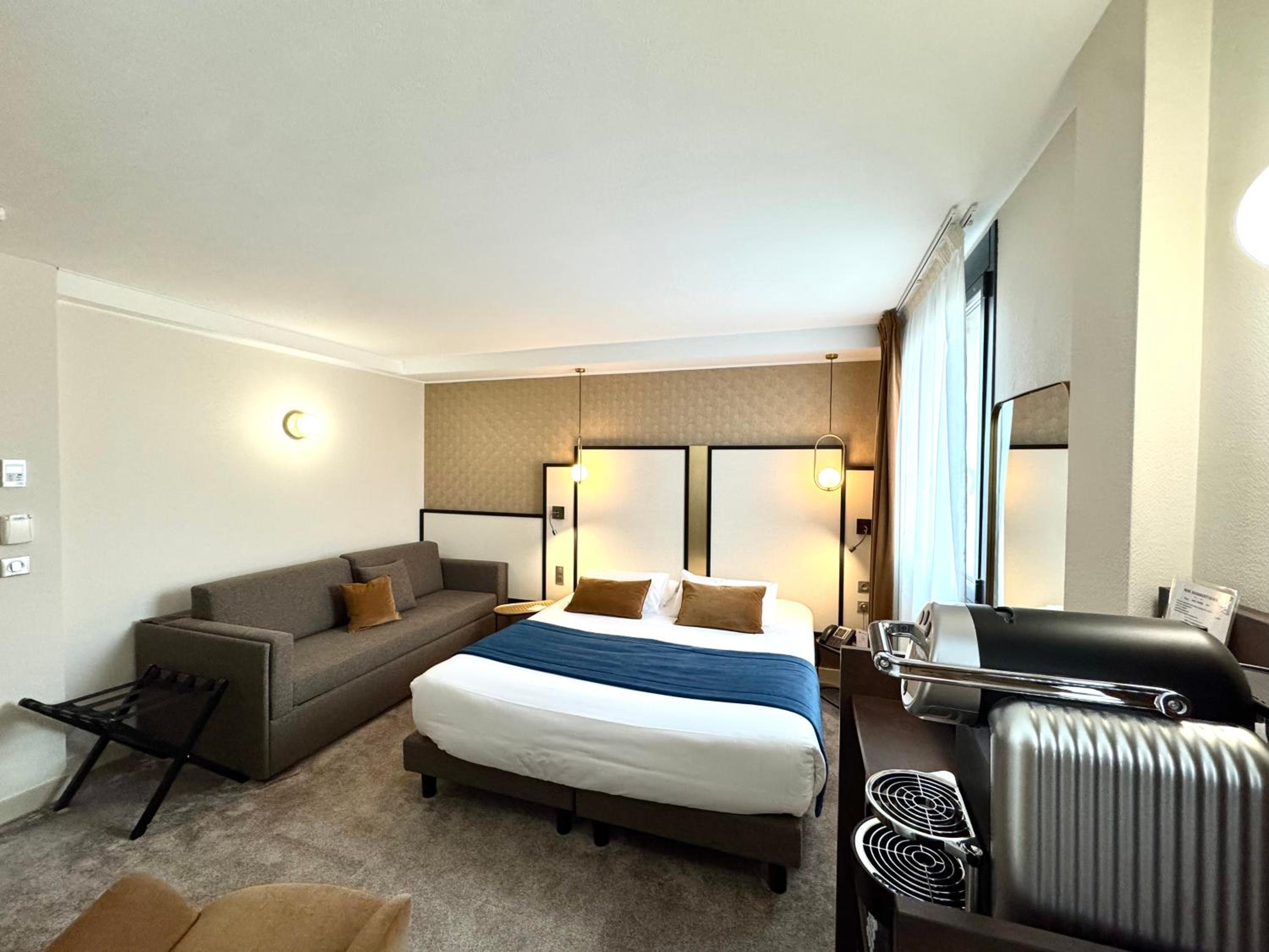 Executive Room with One King and One Single Bed - Non-Smoking photo 2